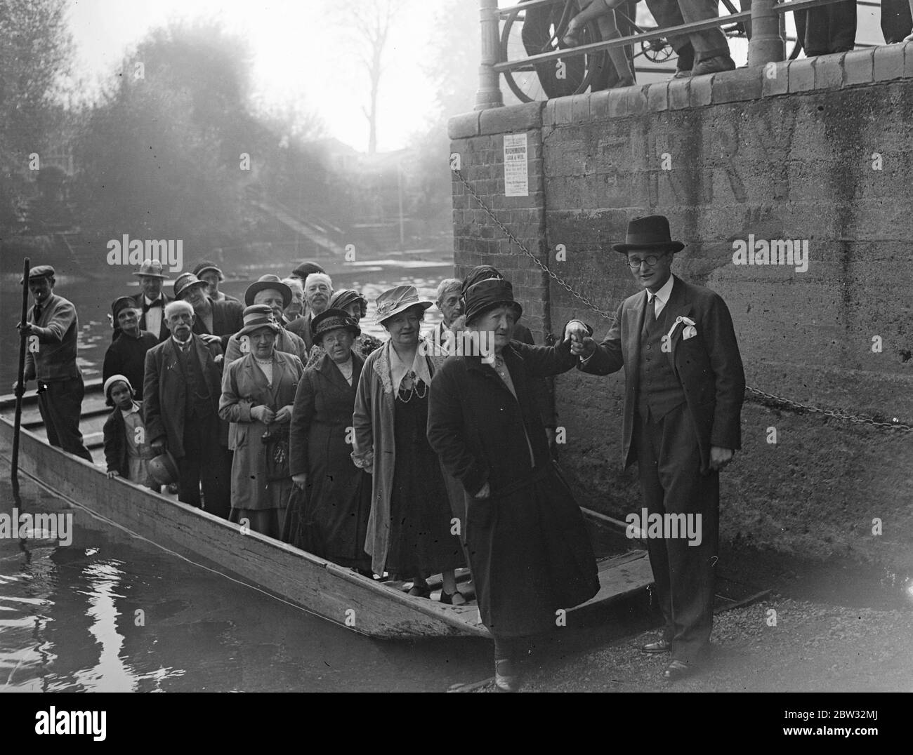 Mr Murray Phillipson MP convoying voters to the poll by punt . 1932 Stock Photo