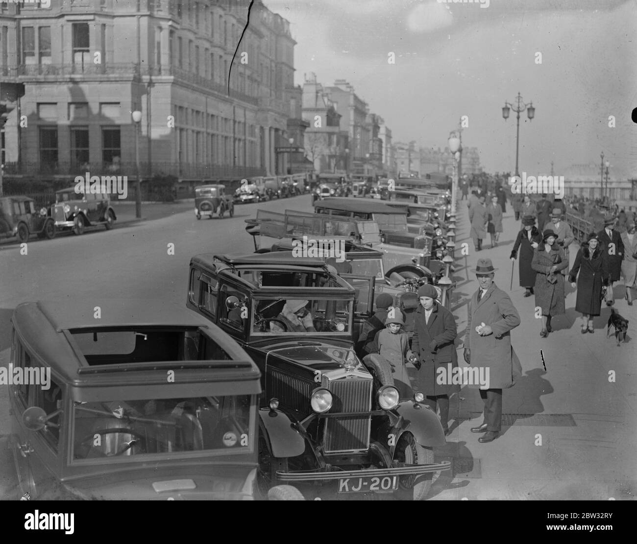 Cars parked along the front at Brighton . 27 March 1932 Stock Photo