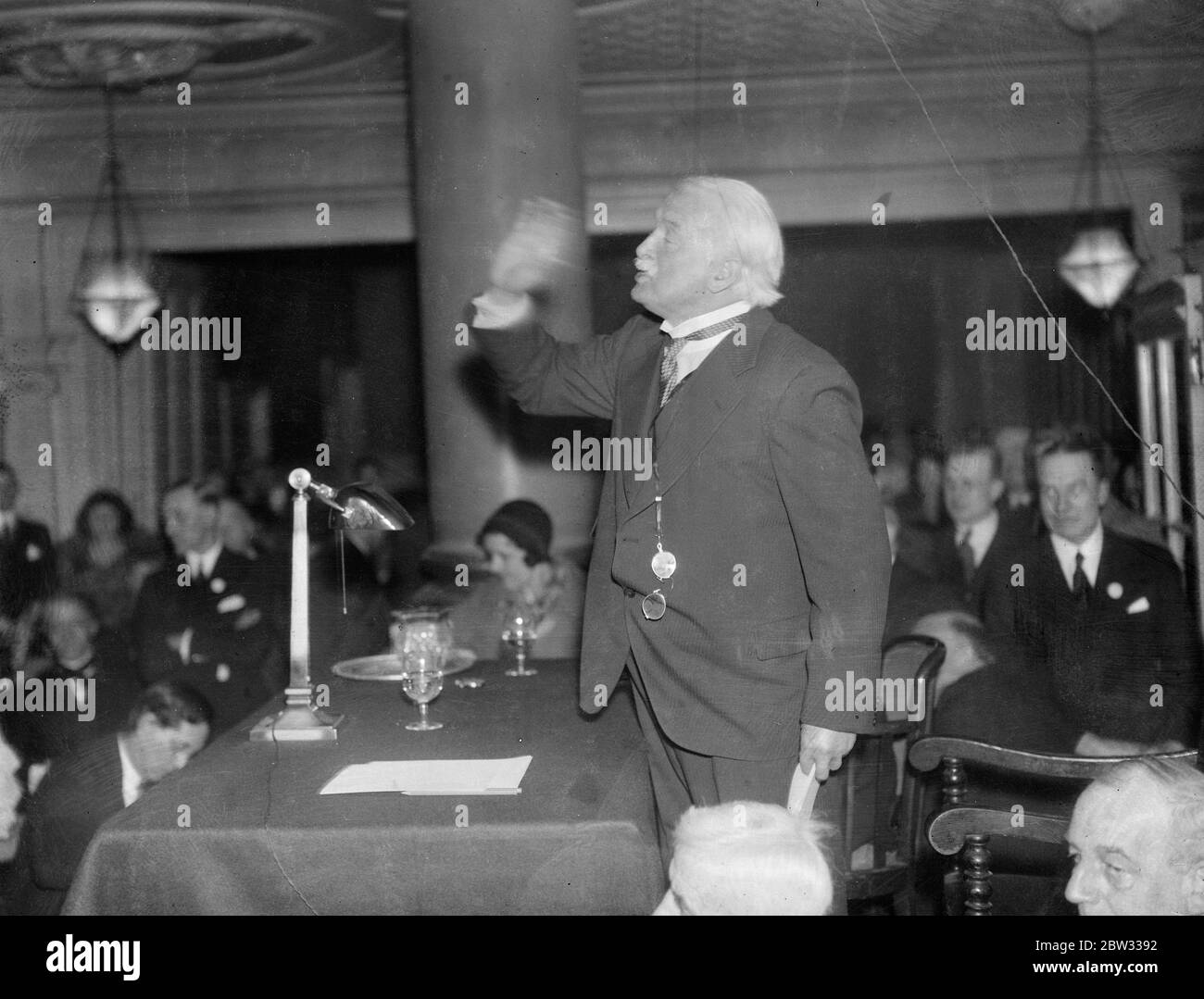 Lloyd George addresses liberals at Junior liberal club meeting . Mr Lloyd George addressed a great gathering of five hundread Liberals at a special meeting arranged by the junior liberal club , at St Ermins Westminster . this is the first political meeting he has attended since his recent illness , when he made important references to Liberal policy . Mr lloyd George speaking at the Junior liberal club meeting . 16 March 1932 Stock Photo