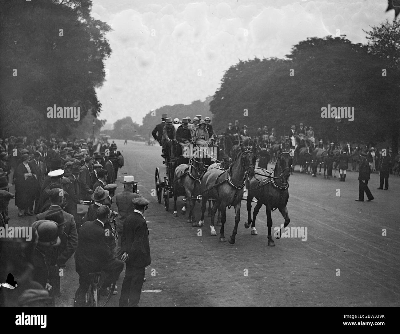 Coaching club meets in Hyde Park . The coaching club met i Hyde Park London by the Magazine and travelled to Ranelagh . The start of the run from hyde Park to Ranelagh . 13 July 1932 Stock Photo