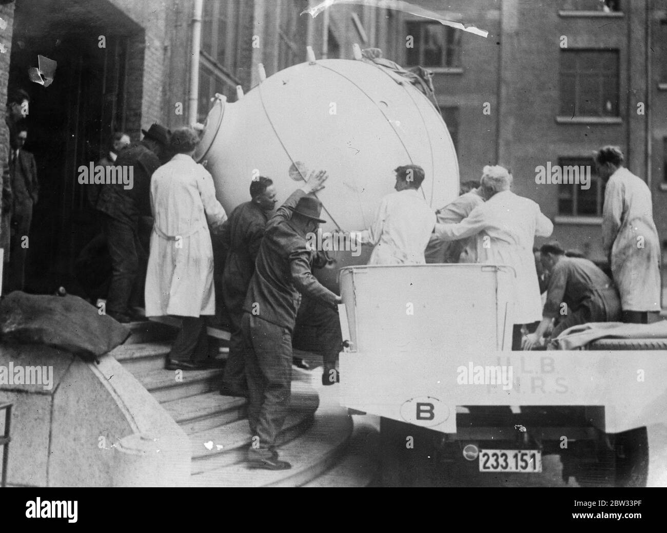 Professor Piccard ' s gondola for second stratosphere balloon attempt at Zurich . 1 August 1932 Stock Photo