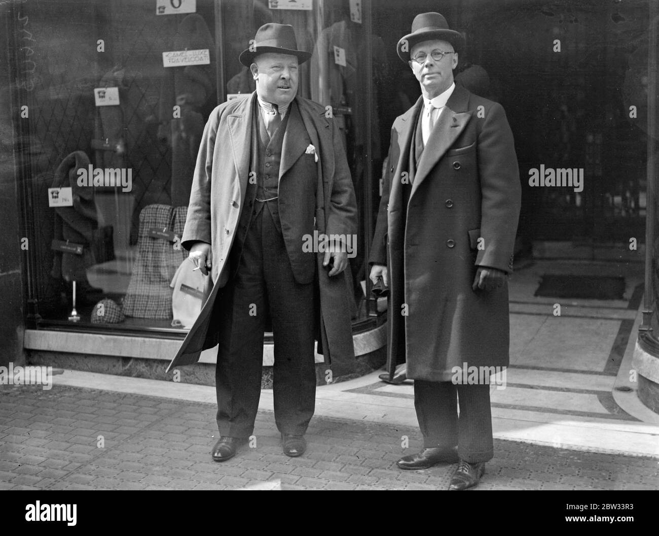 Superintendent Cooper one of Scotland Yards ' Big five ' forms new London detective force . Superintendent Cooper , formerly one of the ' Big Five ' at Scotland Yard , on conjunction with Detective Inspector Selby , have formed a new London Detective agency , to be fashioned on lines of the famous ' Pinkerton agency in America . They have acquired offices in Triumph HOuse , Regent Street , London where the agency will have its headquarters , Superintendent Cooper for some time worked with Pinkertons in America , and intendsto embody most of the methods employed by that agency in his new orgini Stock Photo