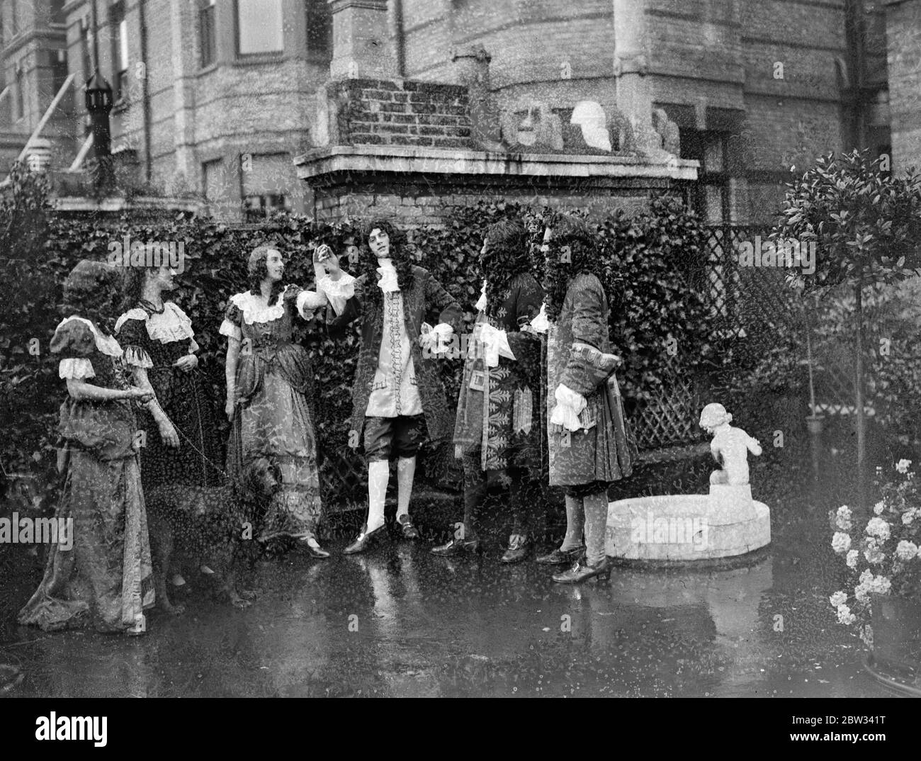 Dances of Queen Anne ' s reign in garden of No 10 Downing street . A rehearsal of the minuet