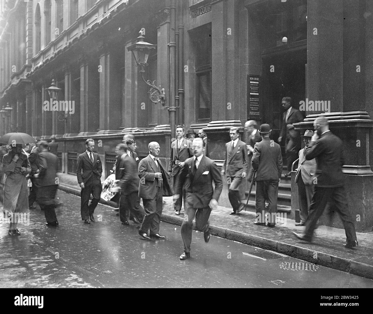 Bank rate down to two percent . Messengers announce the news to the city . The Bank Rate was reduced to the low figure of two percent at the weekly meeting of the Bank of England June 30 . Stock Exchange messengers dashing through the streets carrying the good news to the city . 30 June 1932 Stock Photo