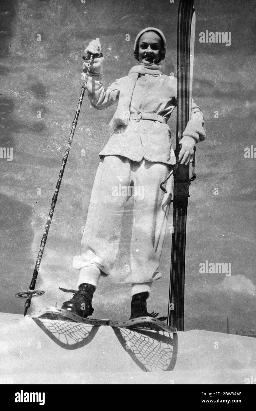Bathing in a sea of oranges . 6 February 1932 Stock Photo Alamy