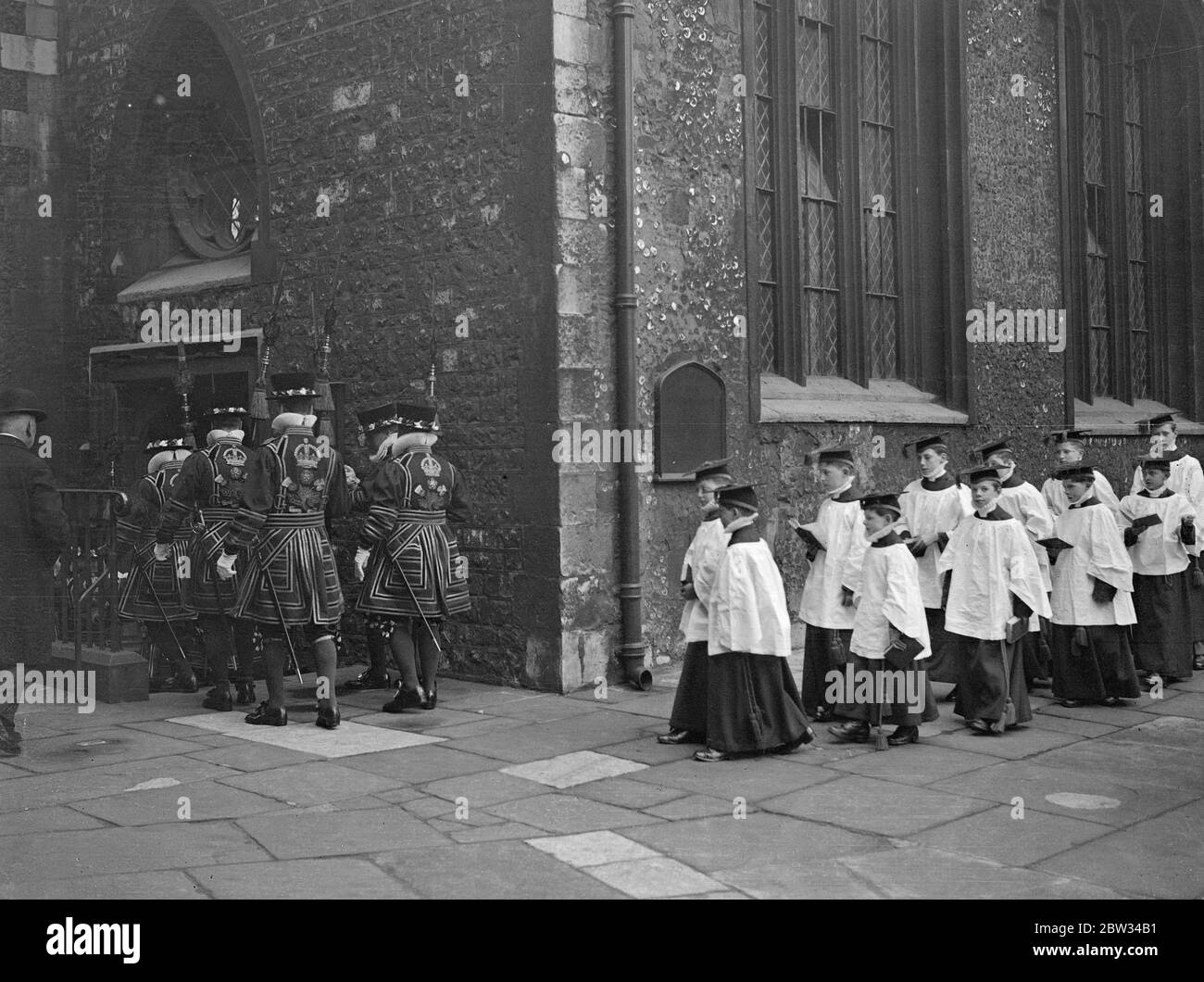 Easter Sunday inspection of Beefeaters at the Tower of London . Lieut Col Dan Burgess , VC Governor of the Tower of London inspected the Yoemen of the Guard , in their Tudor uniforms , in the courtyard of the Tower before attending Easter Sunday service at St Peter and Vinacular Church . The Beefeaters marching to church after the inspection . 27 March 1932 Stock Photo