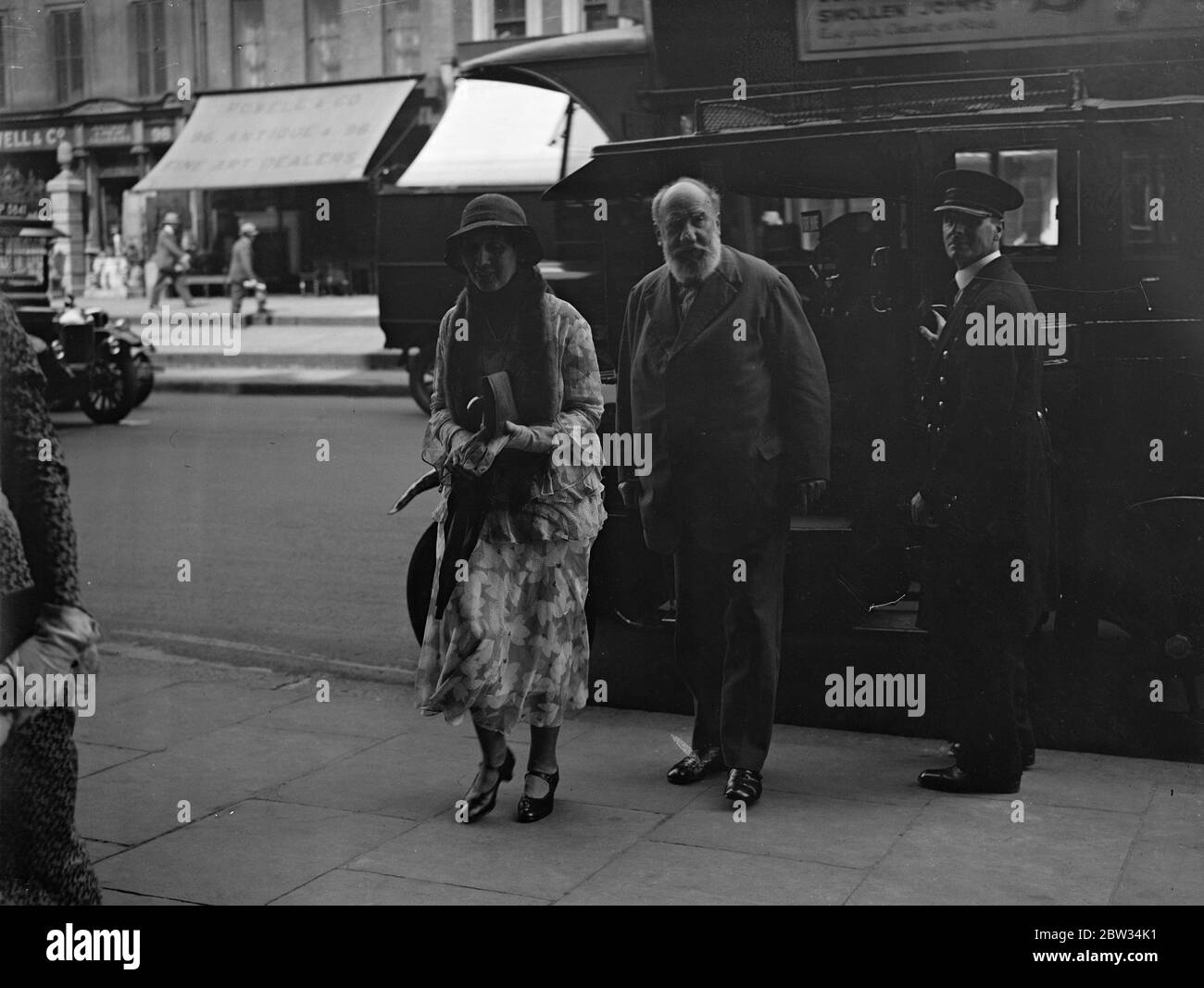 1930s studio wedding portrait Black and White Stock Photos & Images - Alamy
