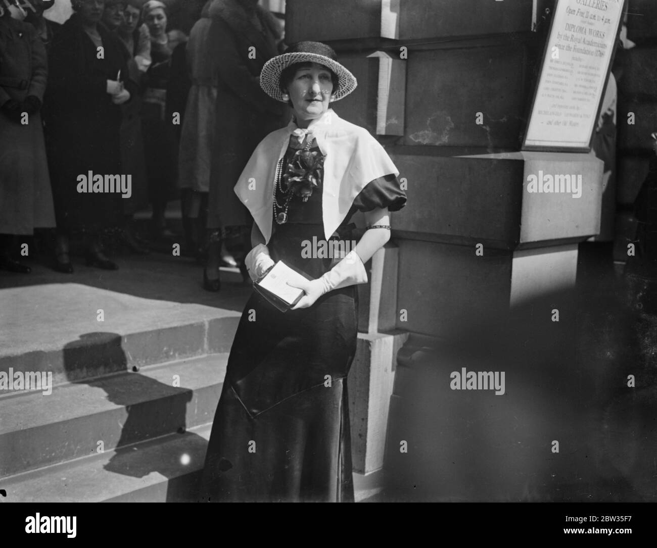 Private view day at the Royal Academy . The private view of the Royal Academy Spring exhibition took place at Burlington House , London . Miss Nell St John Montague , the Society mystic , in a striking fashion at the private view . 21 April 1933 Stock Photo