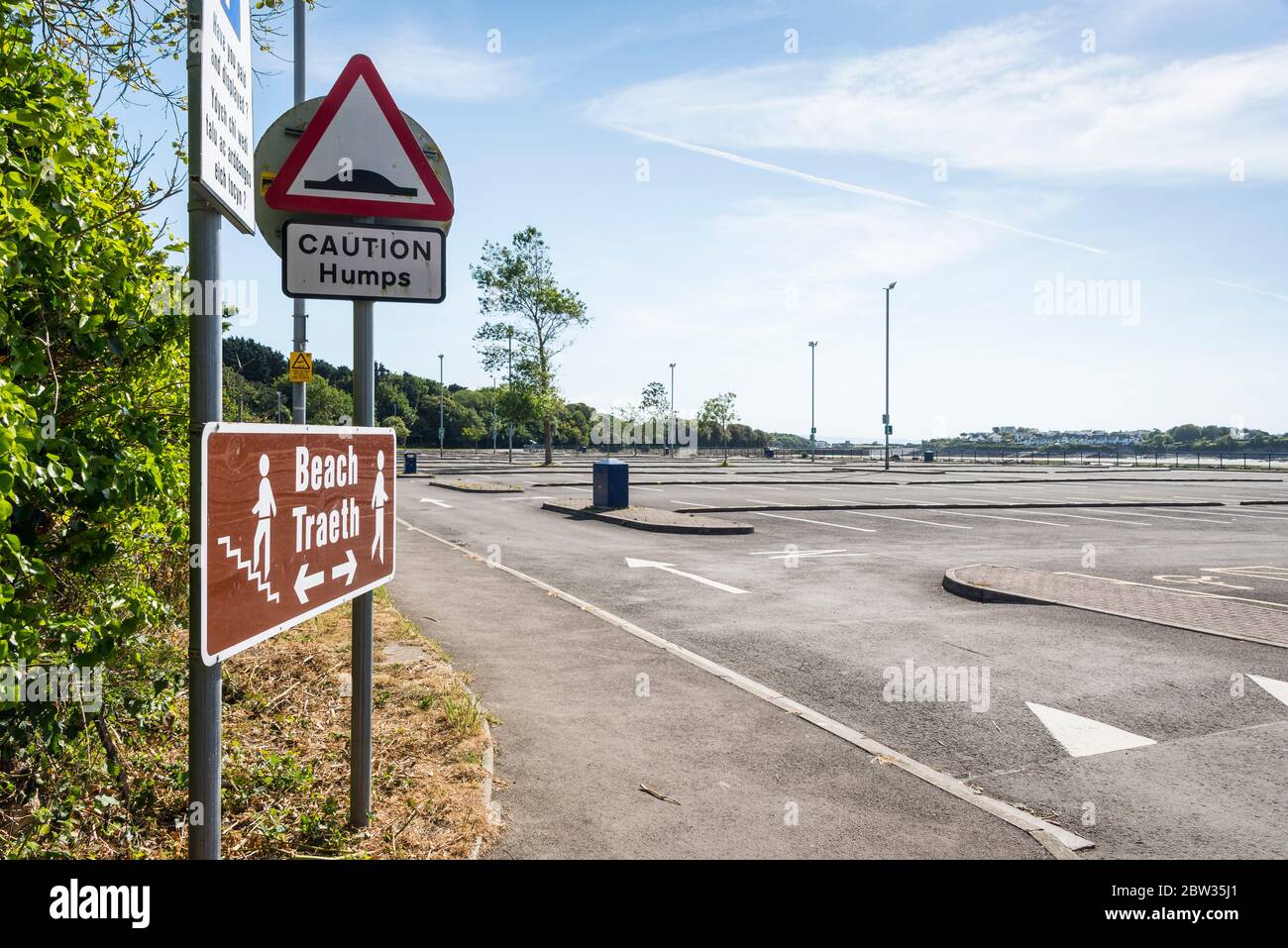 A sign points the way to the beach from an empty car park at Barry Island on a sunny Spring Bank holiday afternoon during the 2020 coronavirus crises. Stock Photo