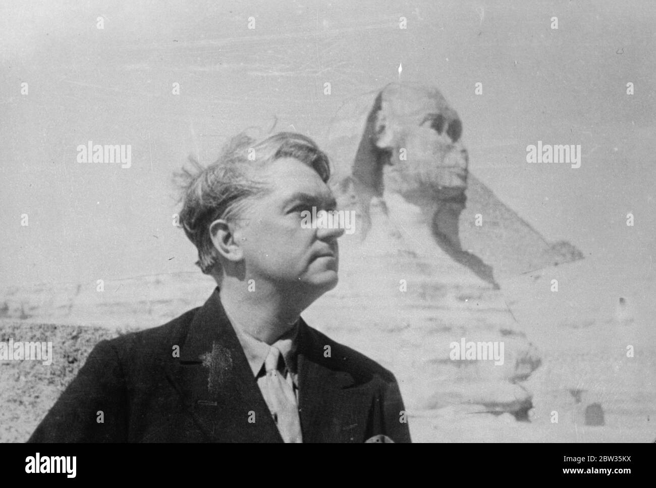 John Drinkwater on vist to egypt inspects the Sphinx . Mr John Drinkwater , the noted English novelist is on a visit to Egypt , and inspected the Spinx , and pyramids during his tour . Mr John Drinkwater beside the Sphinx during his visit to Egypt . 13 March 1933 Stock Photo