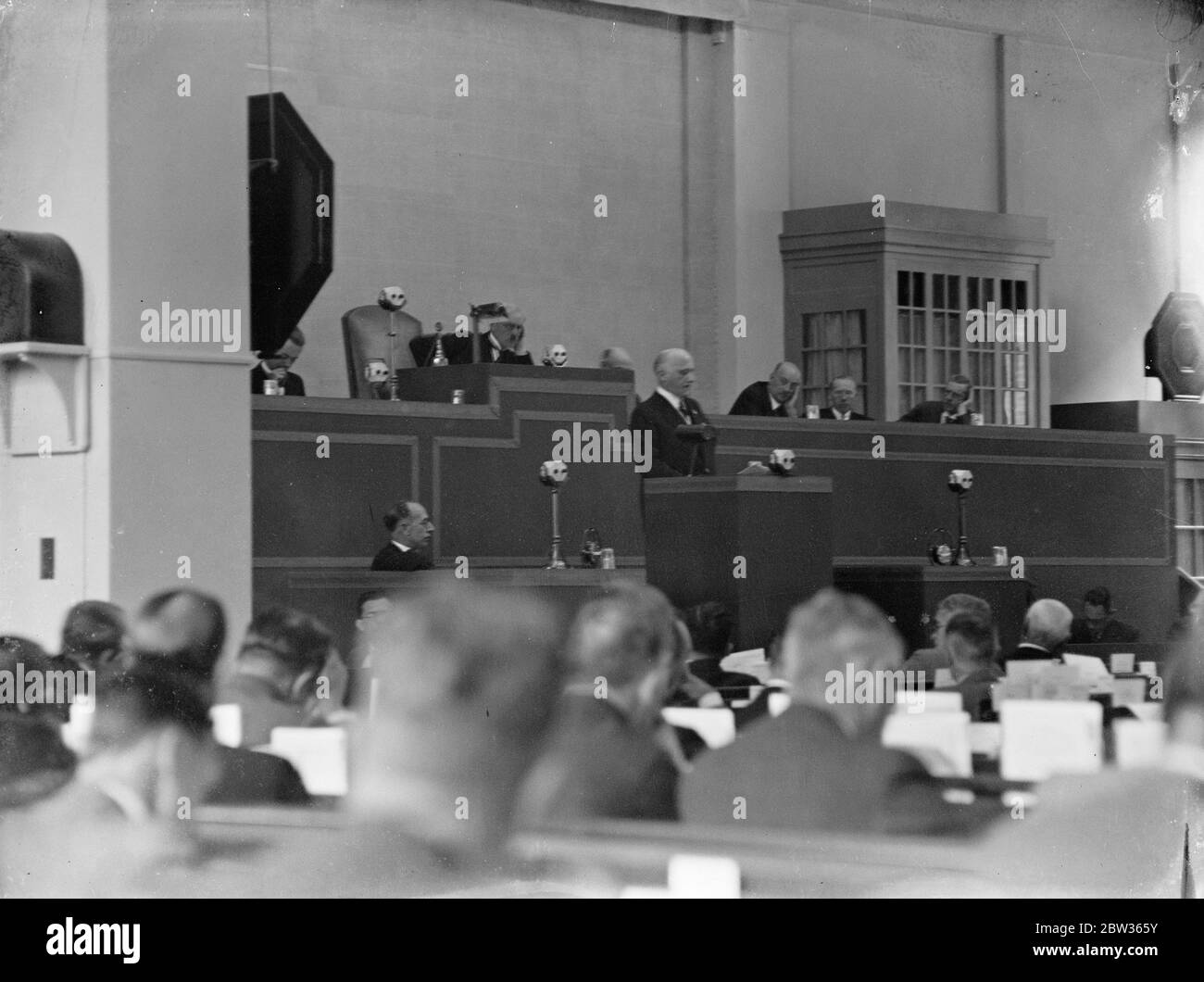 The World Economic Conference in session with a speaker addressing the assembly . 13 June 1933 Stock Photo