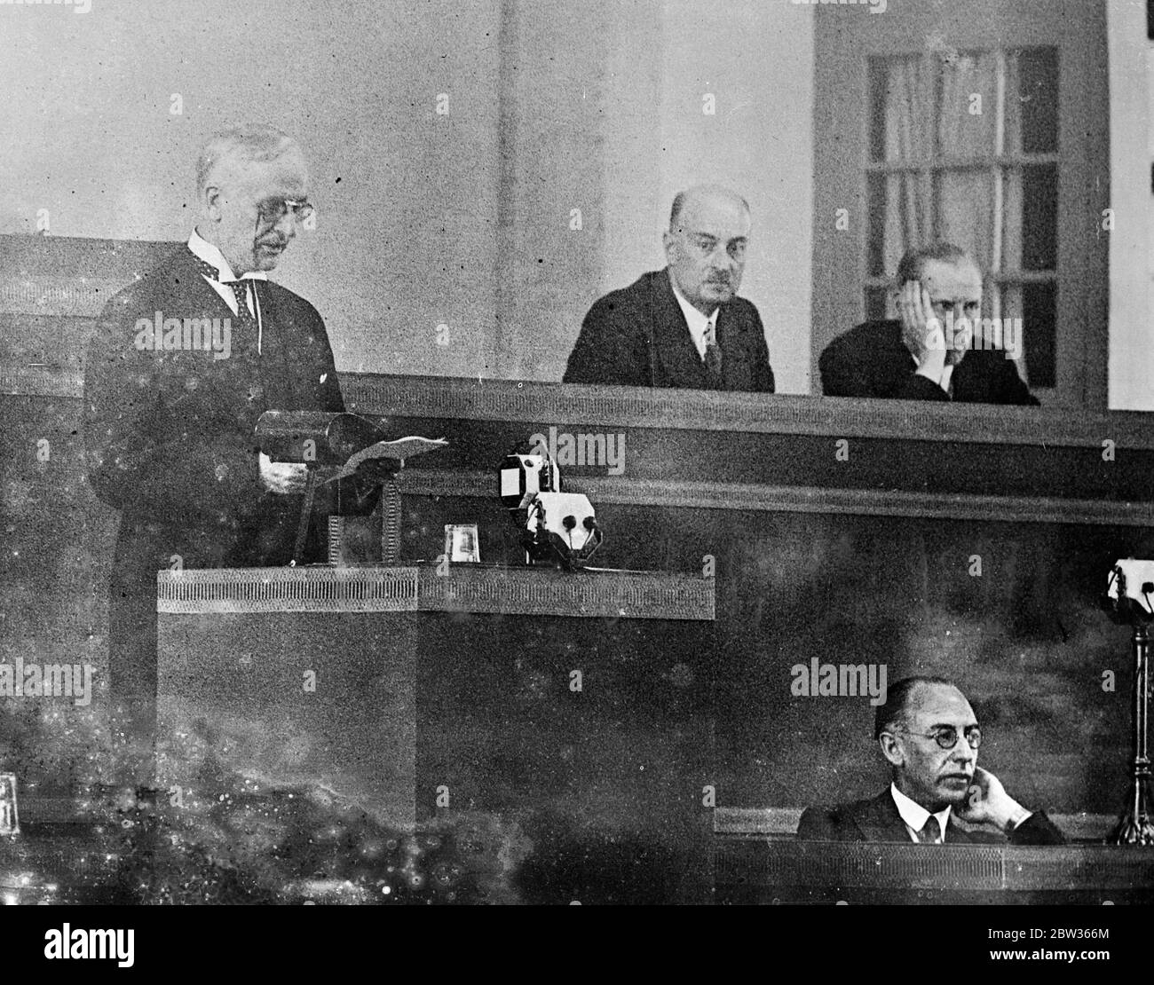The World Economic Conference in session with a speaker addressing the assembly . 14 June 1933 Stock Photo