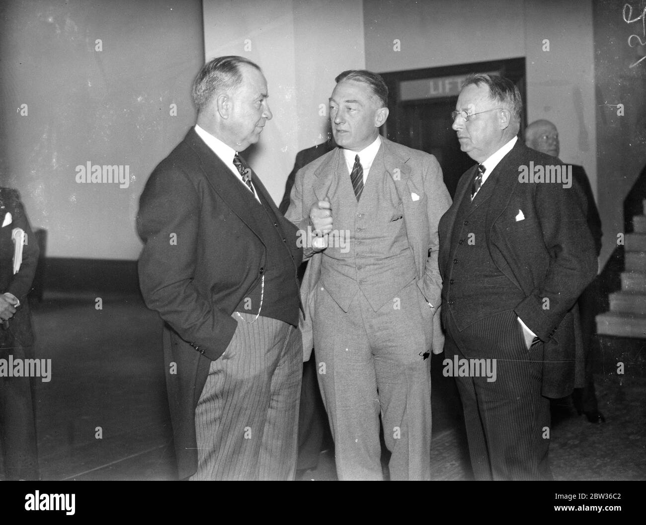 American hold a conference of their own at economic conference . The World Economic Conference was resumed at the Geological museum , Kensington , London when chiefs of the various delegations in turn addressed the conference . Left to right Mr Ralph W Morrison , Mr A Sweetser , Secretary of the League Secretariat at Geneva and Governor J M Cox in conference . 13 June 1933 1933 Stock Photo