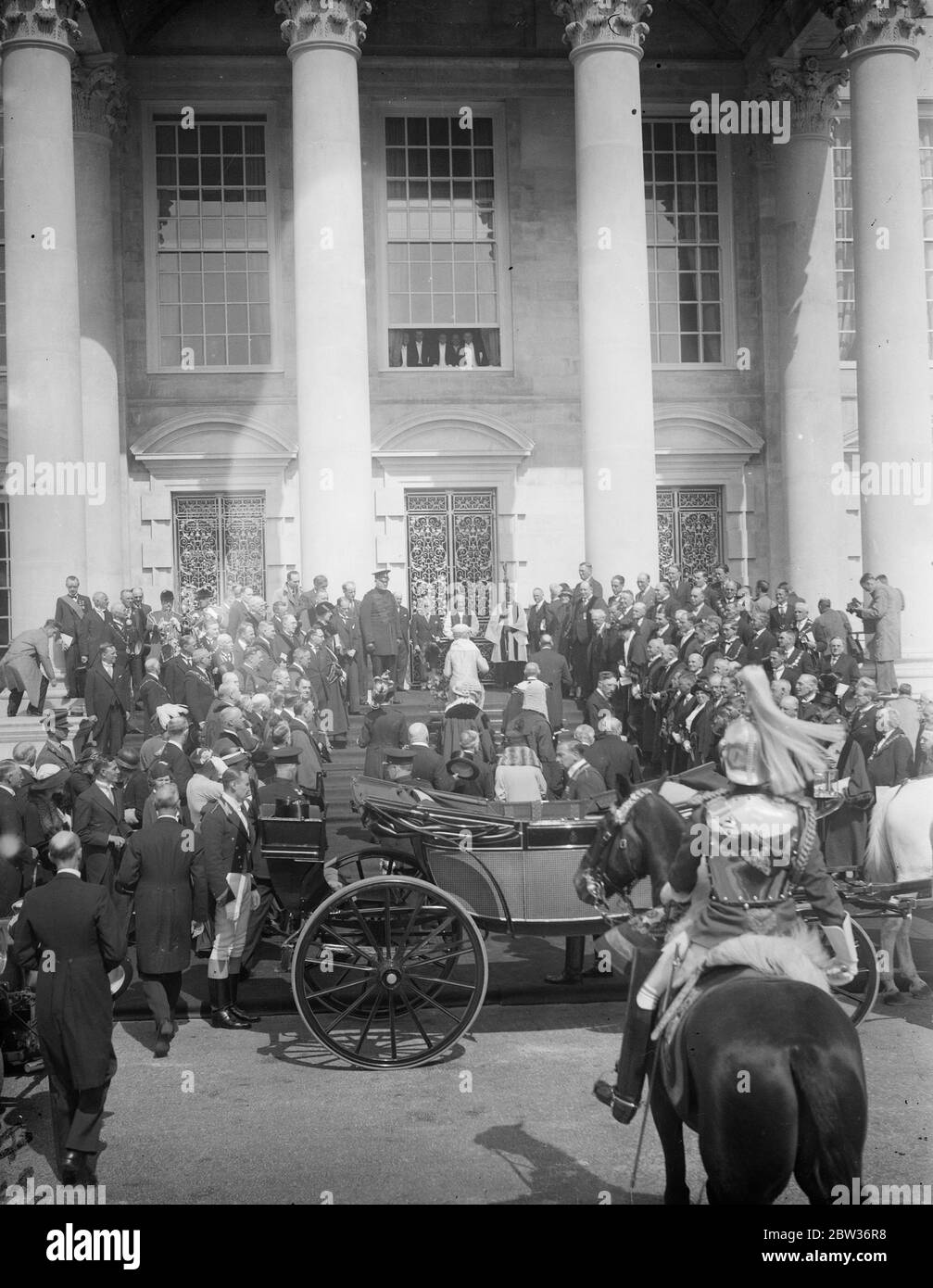 King and Queen open great new civic hall at Leeds . Photo shows ; The arrival of King George and Queen Mary by carriage to the new Leeds Town Hall and the civic welcome . 23 August 1933 Stock Photo