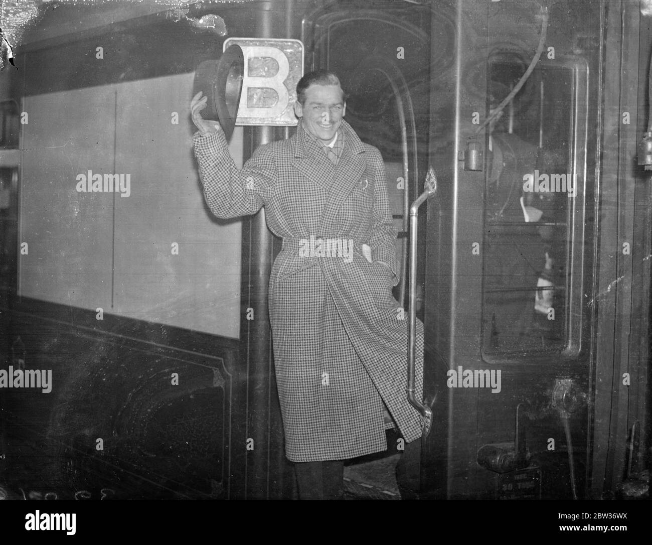 Douglas Fairbanks junior leaves for Hollywood after lightning decision . A few hours after making his decision to go , Mr Douglas Fairbanks , Junior left Waterloo Station , London , on the Bremen Boat Boat train for Hollywood . The lightning departure was the result of ' an ideal starring part ' being offered to him by an American film company . Mr Fairbanks will be back in London January . 29 November 1933 Stock Photo