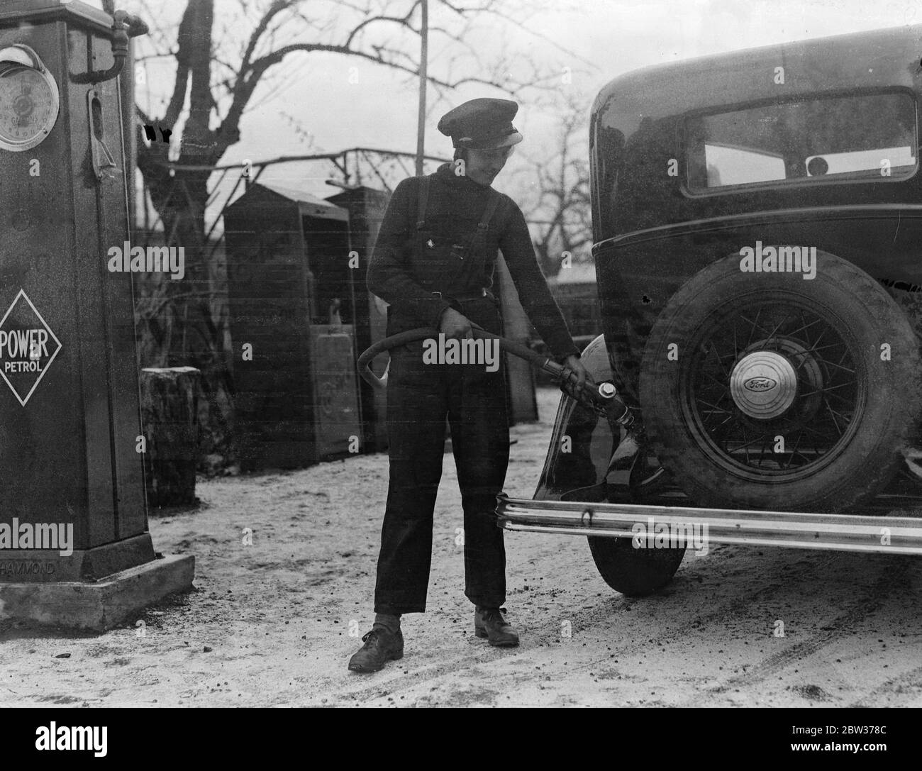 Kent Girl An Accomplished Motor Mechanic Miss Grace Friend Who Is Employed At A Garage On The London Dover Road At Newington Kent Is An Accomplished Motorcar