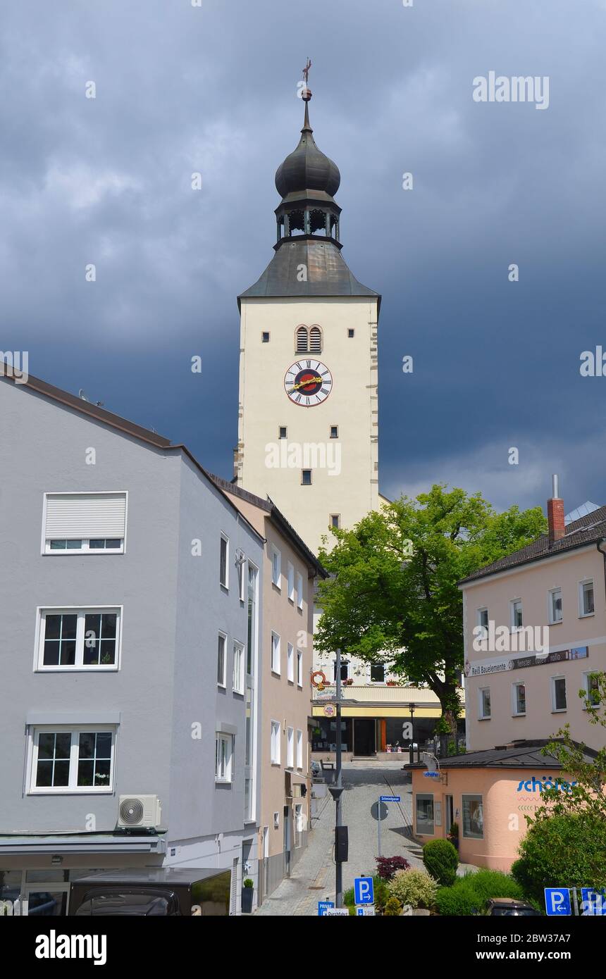 Die Kreisstadt Regen in Bayern, Deutschland, am Stadtplatz, Blick auf Stadtpfarrkirche und Kirchturm Stock Photo
