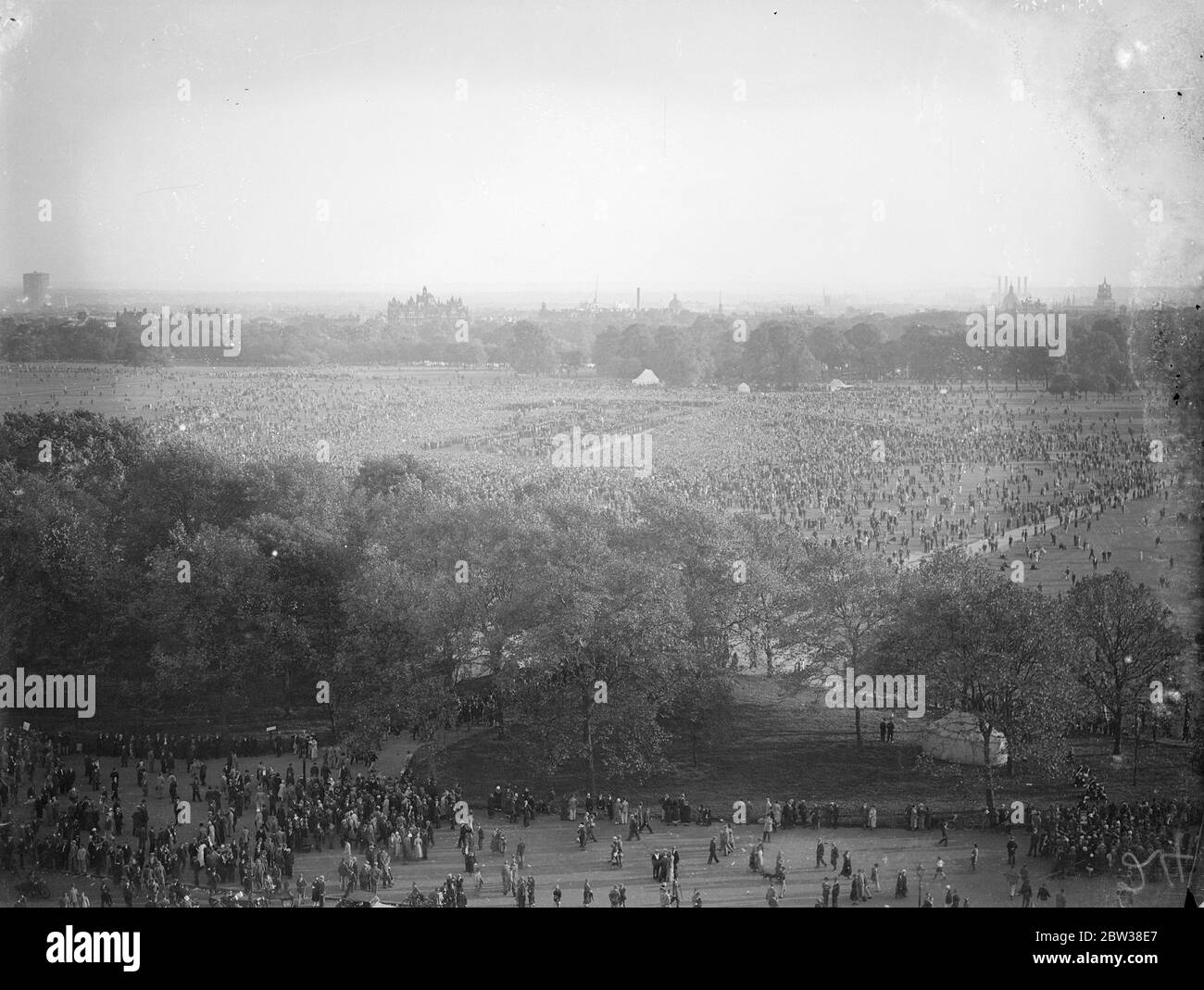 Thousands of Fascists and Anti Fascist held counter demonstrations in Hyde Park , London . There were several clashes and several demonstrators were injured . The police arrested some of the demonstrators . Photo shows , general view of the great mass of people demonstrating in Hyde Park . 9 September 1934 Stock Photo