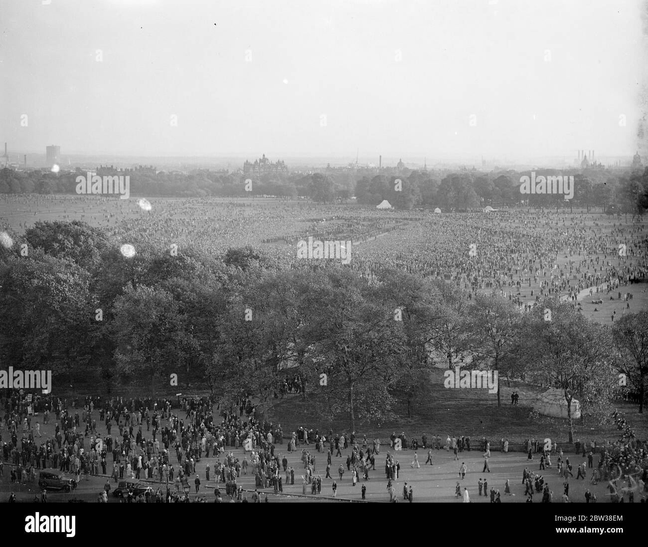 Thousands of Fascists and Anti Fascist held counter demonstrations in Hyde Park , London . There were several clashes and several demonstrators were injured . The police arrested some of the demonstrators . Photo shows , general view of the great mass of people demonstrating in Hyde Park . 9 September 1934 Stock Photo