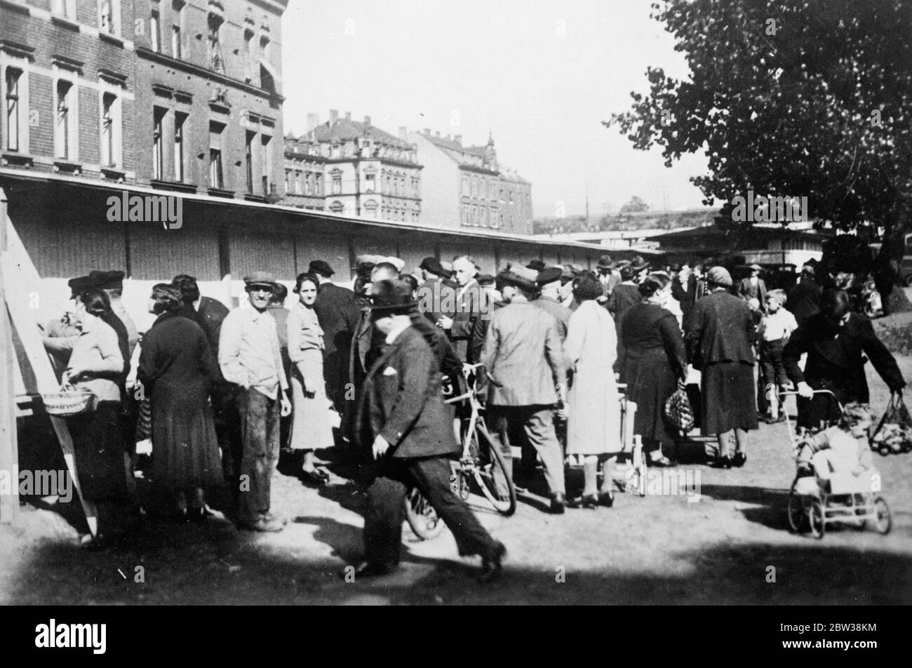 Preparations for Saar Plebiscite . Citizens make sure they are on the list . Phoo shows , Crowds of Sarlanders reading the lists of voters in Saarbrucken . 28 September 1934 Stock Photo