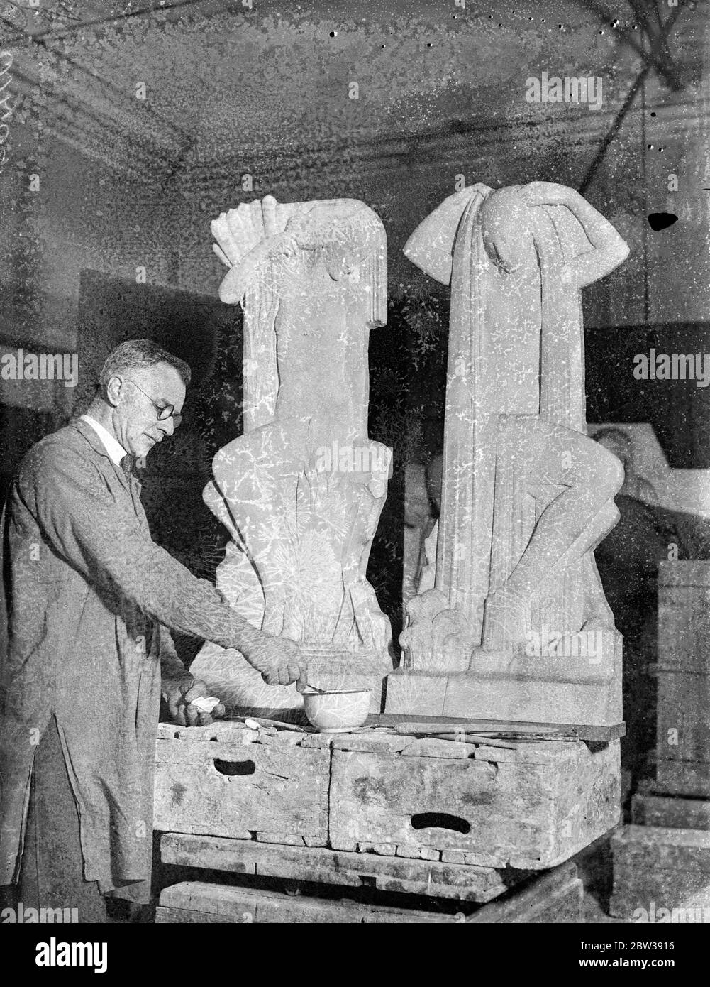 London sculptor ' s striking subject panels . Mr T J Clapperton , A R B S , the London sculptor , at work in his studio on two subject panels ' Pool ' and ' Waterfall ' . 11 January 1934 30s, 30's, 1930s, 1930's, thirties, nineteen thirties Stock Photo