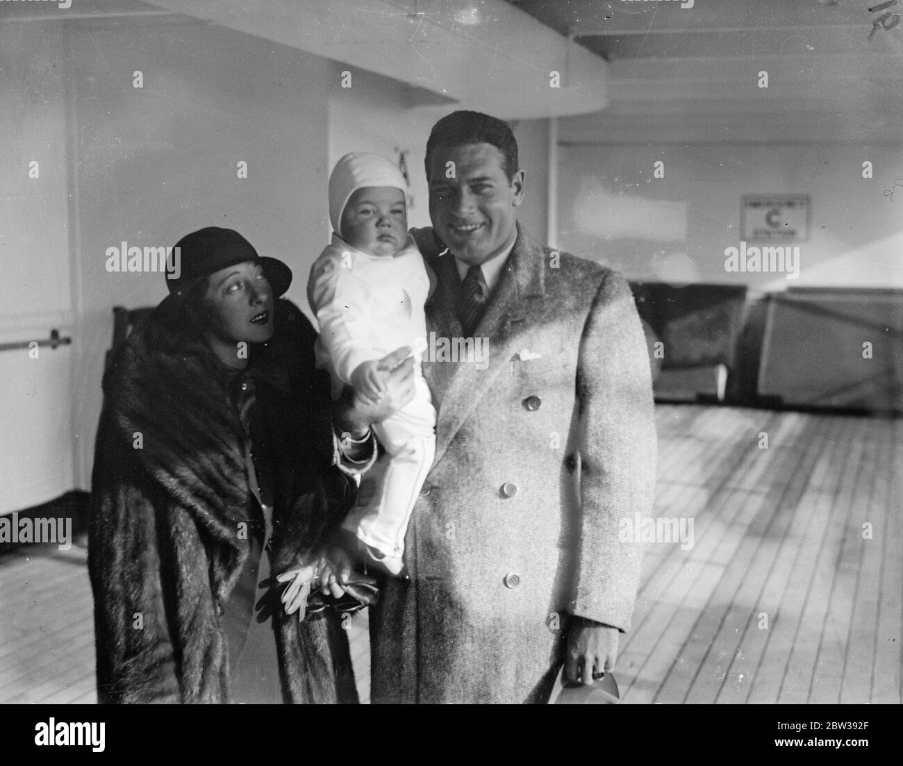 American film actor , Richard Arlen , arrives at Southampton with his wife and baby . 23 March 1934 30s, 30's, 1930s, 1930's, thirties, nineteen thirties Stock Photo