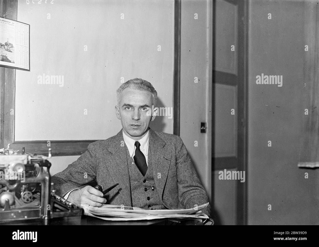 Leland Stowe , the American journalist who has published a book critical of Germany , entitled ,  Nazi Germany means War  . 1933 30s, 30's, 1930s, 1930's, thirties, nineteen thirties Stock Photo