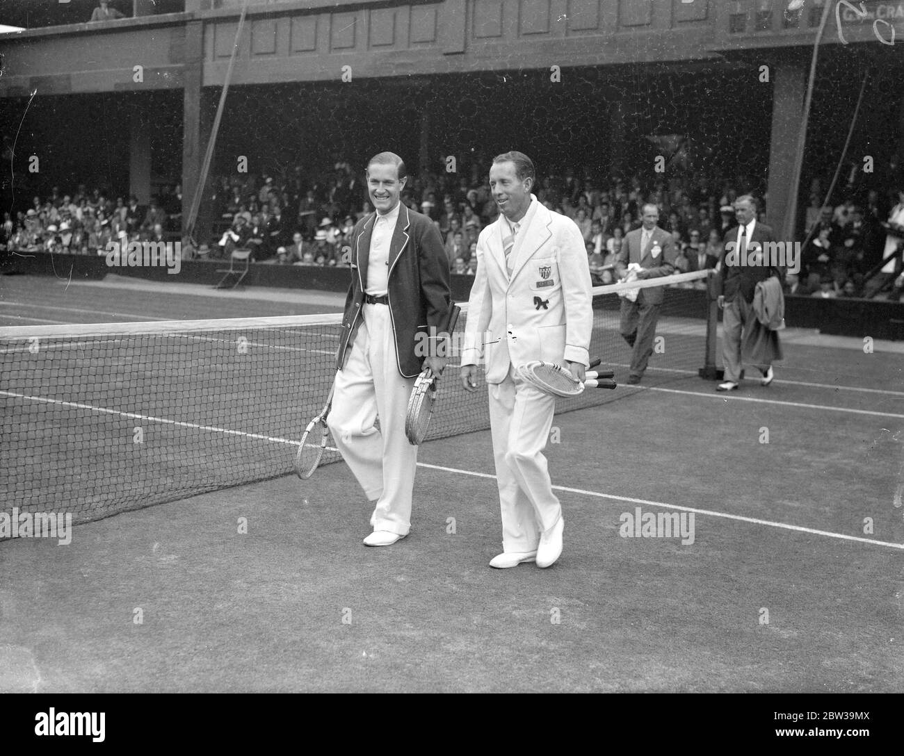 Allison in play against Von Cramm at Wimbledon . 22 July 1935 Stock Photo