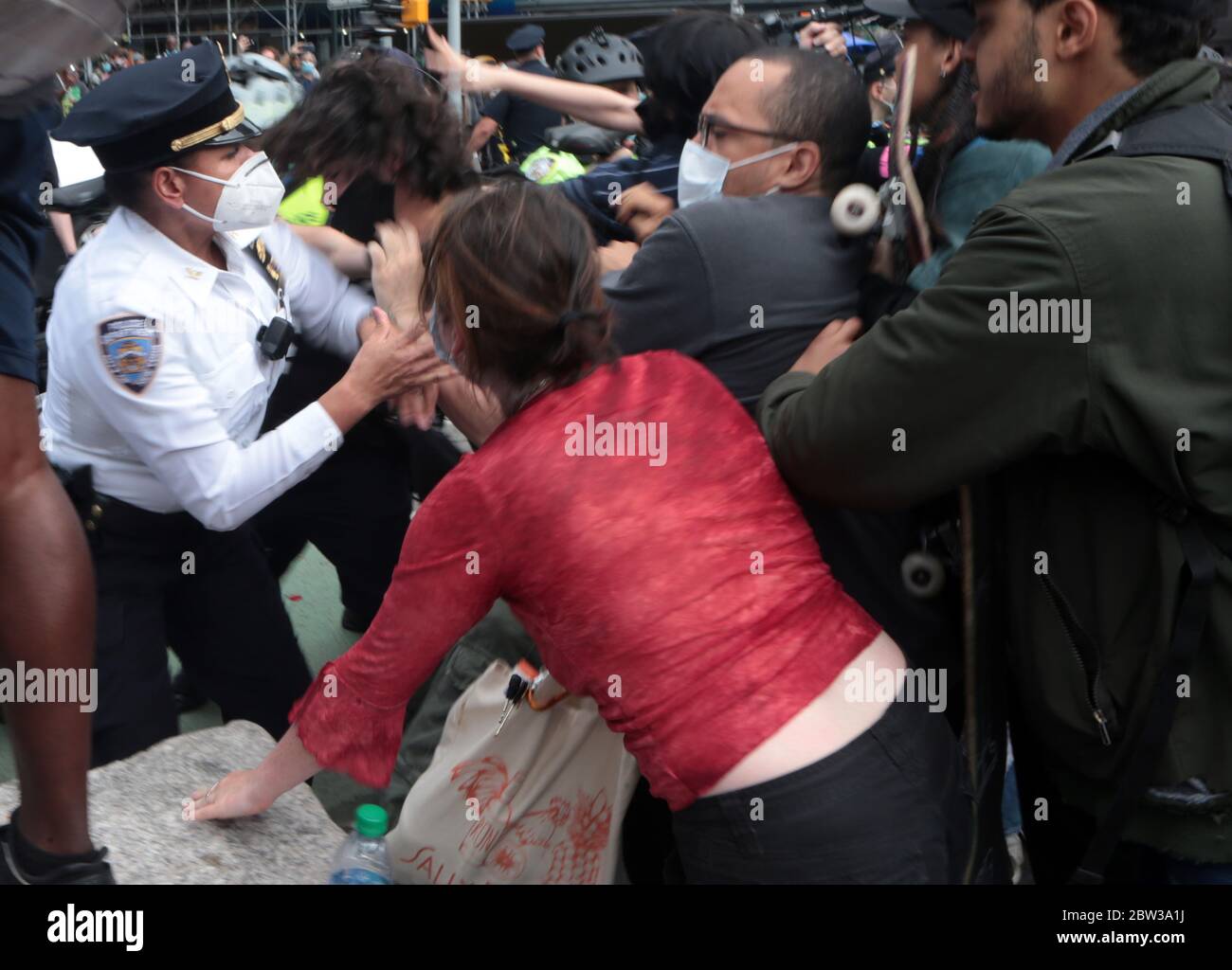 New York, NY, USA. 28th May, 2020. New York City residents protest the death of Minnesota Police victim George Floyd, who died in Minnesota Police Department custody. In viral video shared online, he is set upon by Officers with a knee upon his neck. Protestors originally started in Union Square, then crusaded throughout lower west of Manhattan on May 28, 2020 in New York City. Credit: Mpi43/Media Punch/Alamy Live News Stock Photo