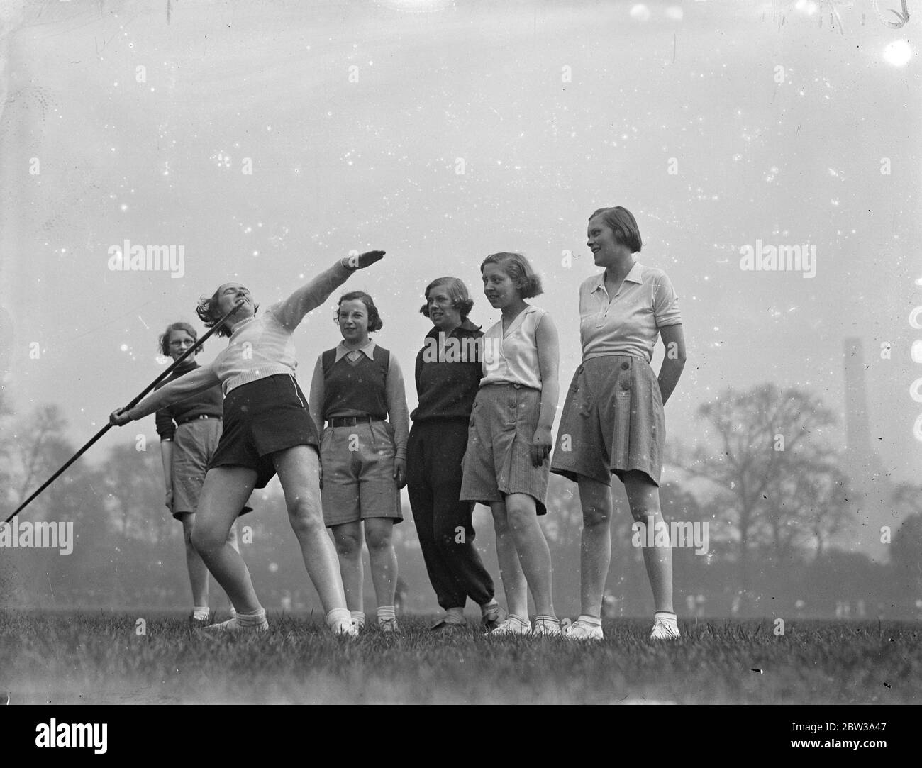 Joan Parsons - throwing the javelin . April 29th 1934 Stock Photo - Alamy