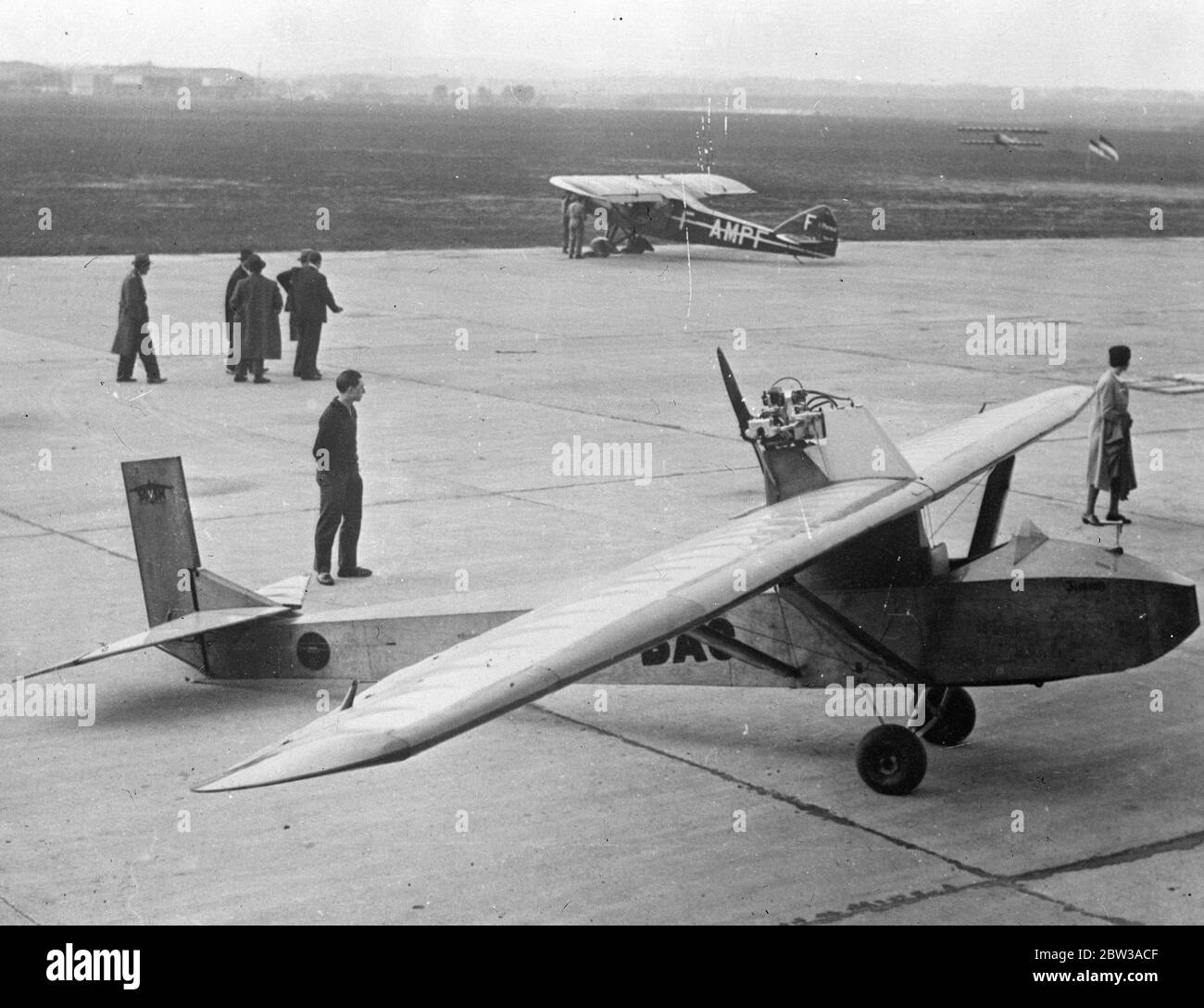 New 6 HP plane to fly at fifty miles an hour . A new 6 horsepower plane which can fly at a minimum speed of fifty miles an hour has just been successfully tested at Le Bourget aerodrome near Paris . The plane is the invention of M Henri Manchoulas and has a fuel consumption of only two gallons an hour . Photo shows the new plane at Le Bourget on its first appearance . 24 April 1934 Stock Photo