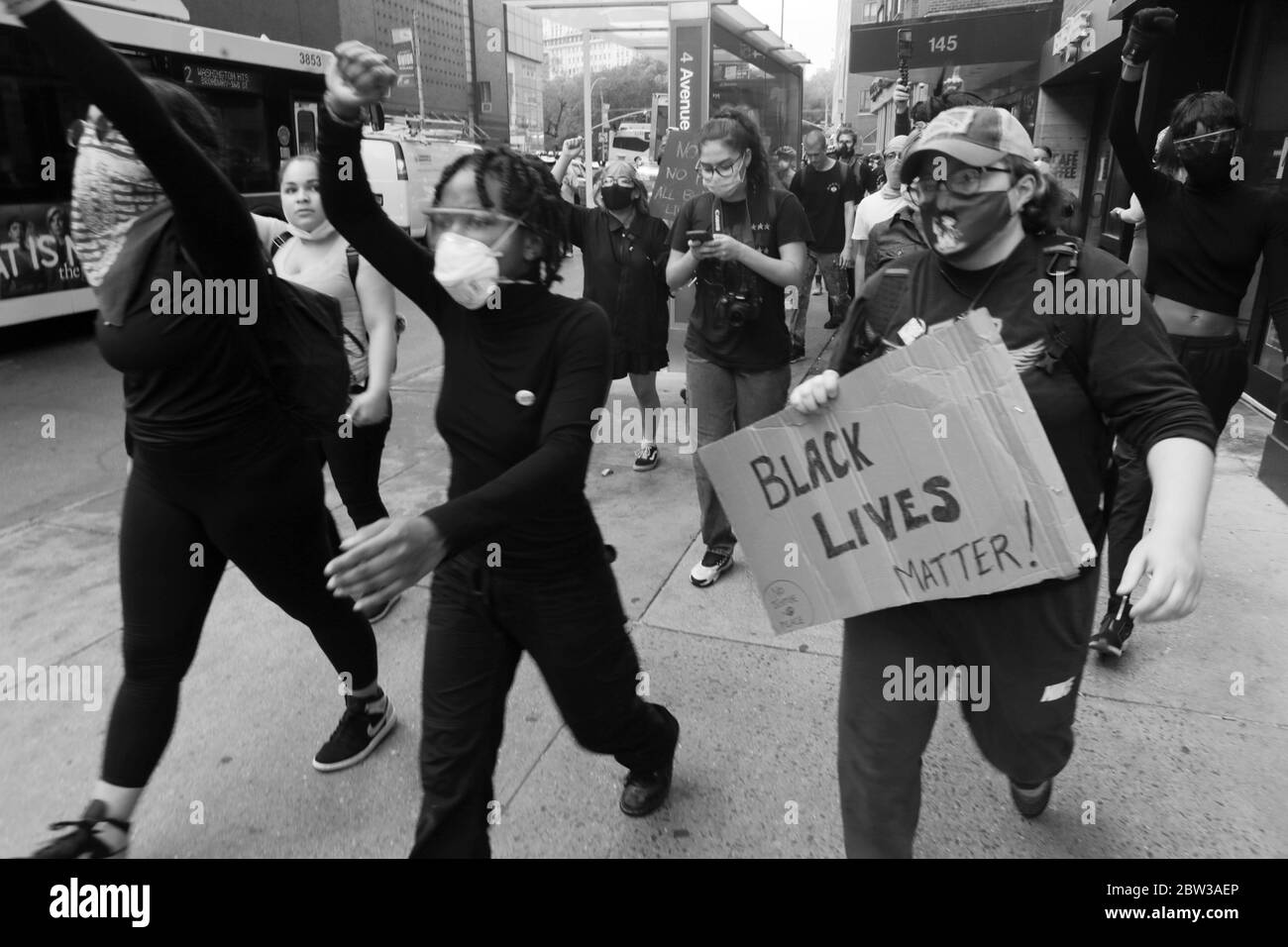 New York, NY, USA. 28th May, 2020. New York City residents protest the death of Minnesota Police victim George Floyd, who died in Minnesota Police Department custody. In viral video shared online, he is set upon by Officers with a knee upon his neck. Protestors originally started in Union Square, then crusaded throughout lower west of Manhattan on May 28, 2020 in New York City. Credit: Mpi43/Media Punch/Alamy Live News Stock Photo