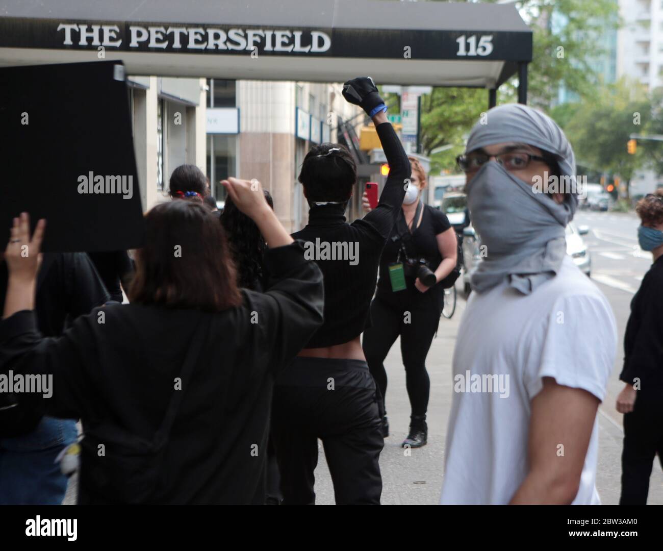 New York, NY, USA. 28th May, 2020. New York City residents protest the death of Minnesota Police victim George Floyd, who died in Minnesota Police Department custody. In viral video shared online, he is set upon by Officers with a knee upon his neck. Protestors originally started in Union Square, then crusaded throughout lower west of Manhattan on May 28, 2020 in New York City. Credit: Mpi43/Media Punch/Alamy Live News Stock Photo