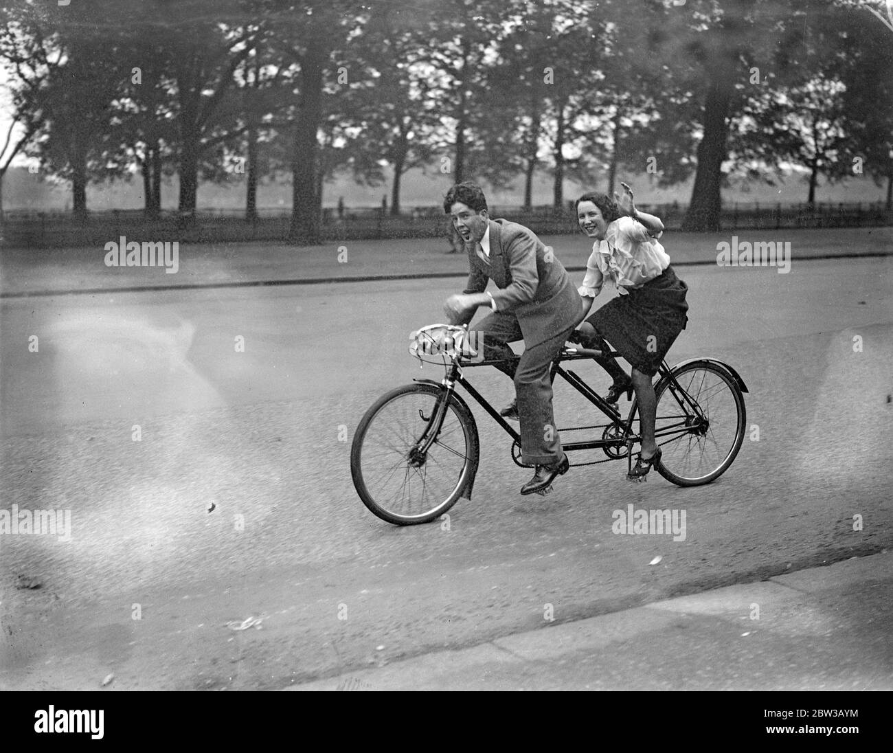 Flo and Bob Robinson cycling through Hyde Park on their tandem . 4 October 1934 Stock Photo
