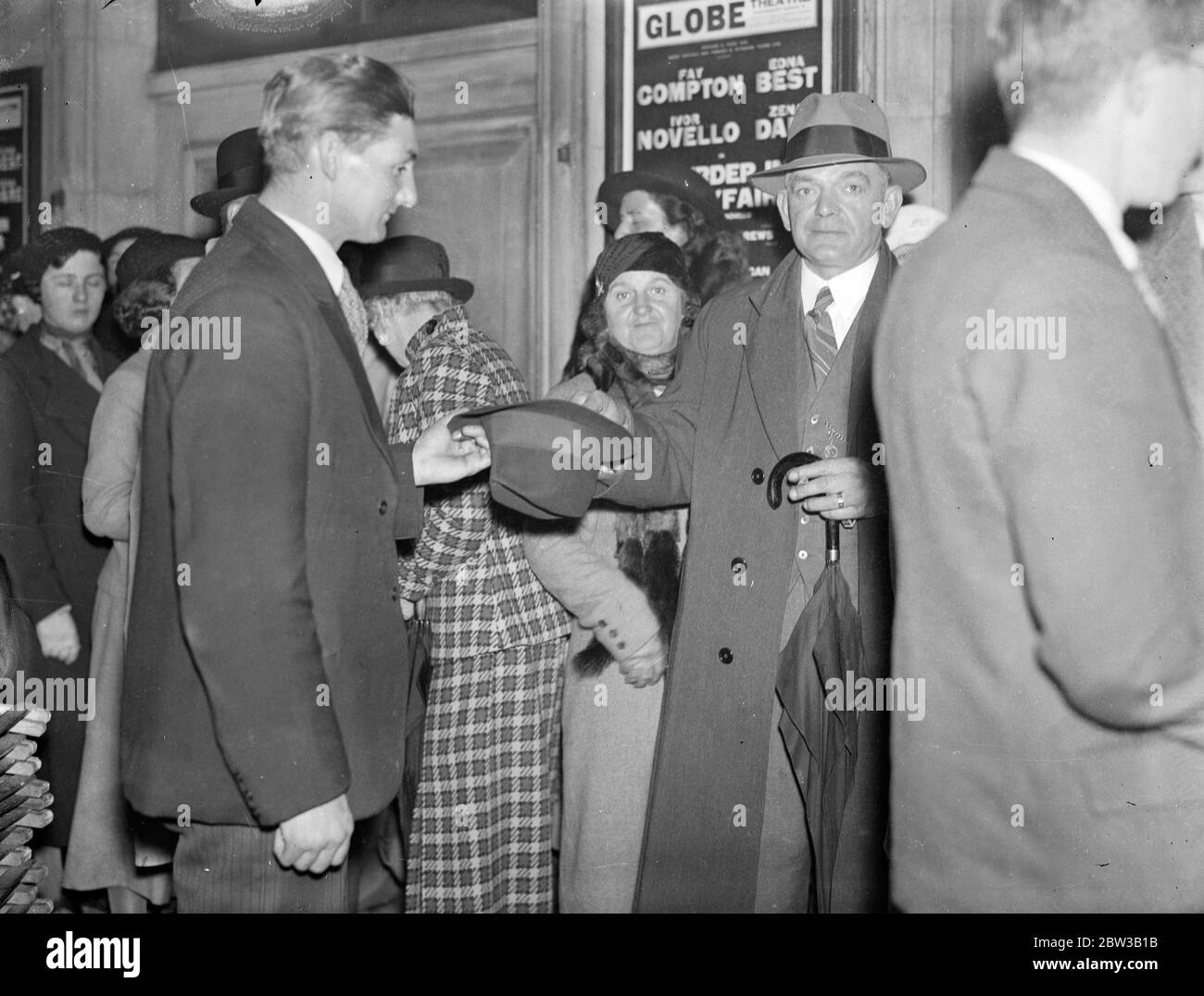 Mr Edward Britton singing to a West End theatre queue . October 1934 . Stock Photo