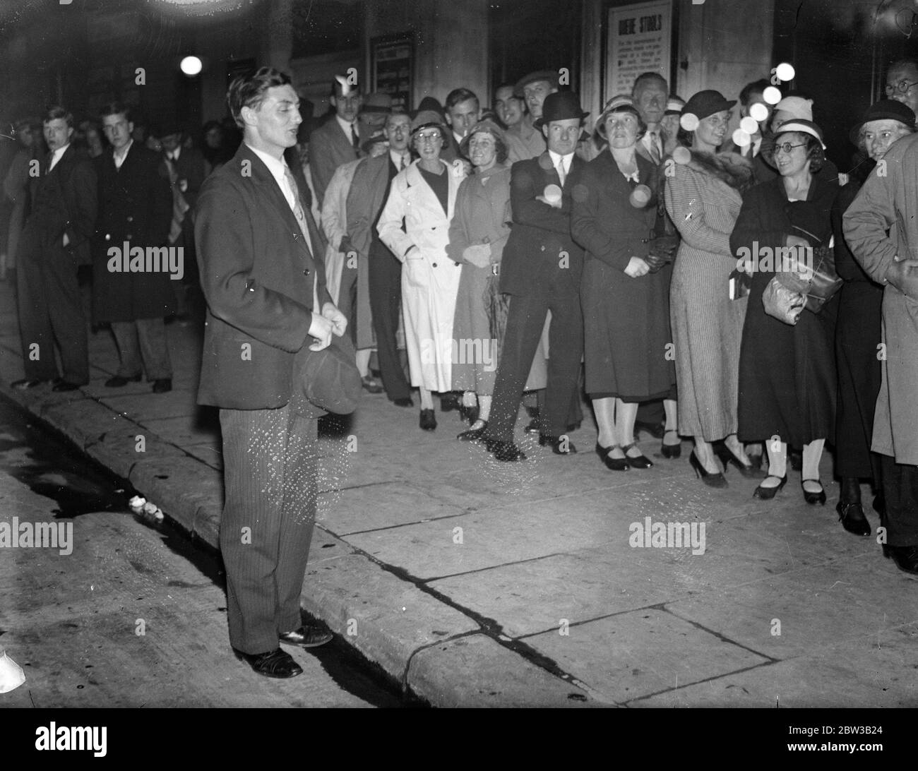 Mr Edward Britton singing to a West End theatre queue . October 1934 . Stock Photo