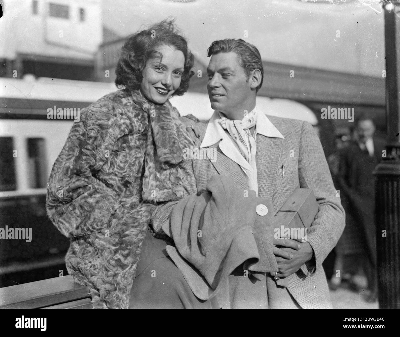 Lupe Velez , Mexican actress with her husband , Johnny ( Tarzan ) Weismuller at Paddington Station , London . 5 October 1934 . Stock Photo