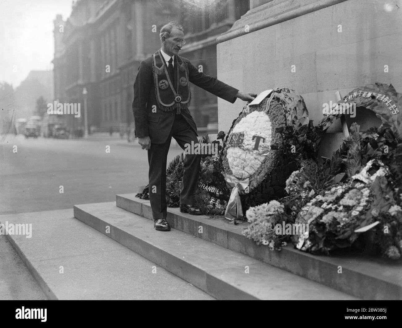 A member of the Metropolitan Templars at the Cenotaph , Whitehall , London . 7 October 1934 . Stock Photo