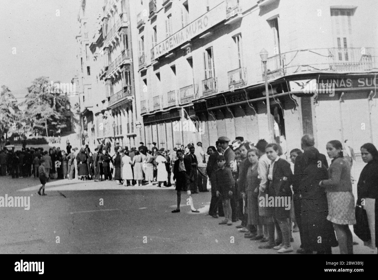 Queue Outside A Shop High Resolution Stock Photography And Images Alamy