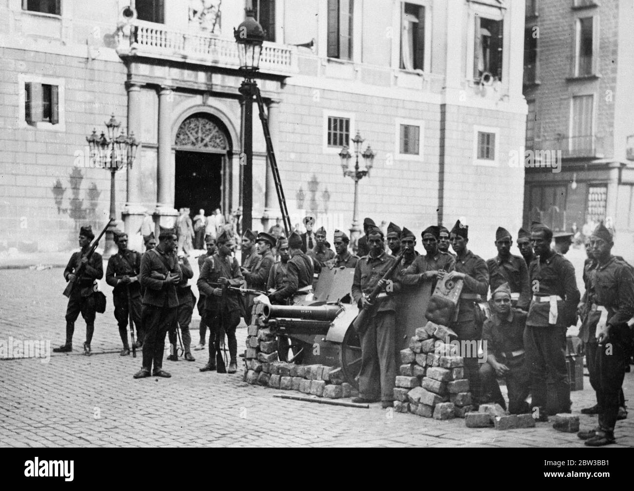 Artillery defends Catalan Parliament in Barcelona , Spain , during the Asturian miners ' strike . 11 October 1934 . Stock Photo