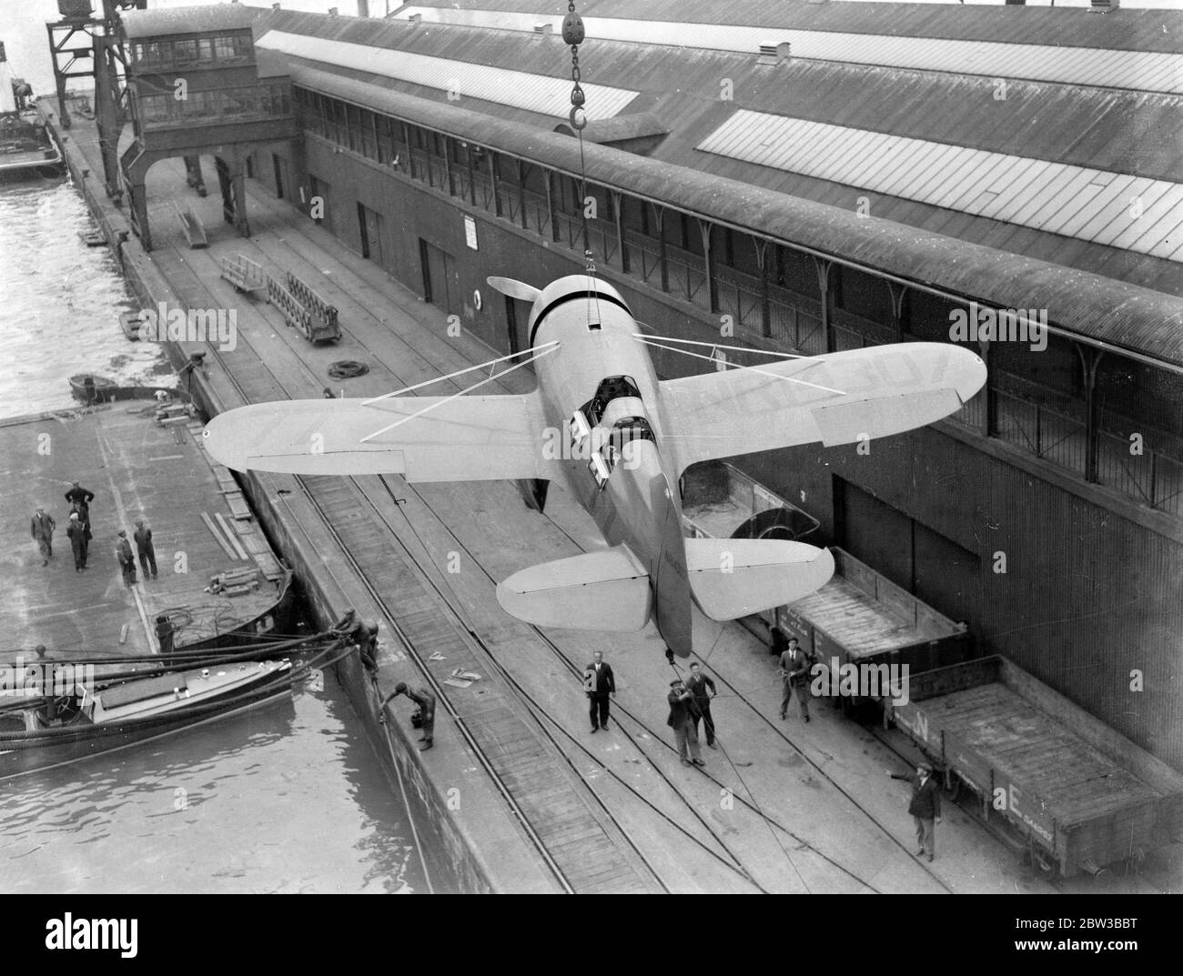 Miss Jacqueline Cochran ' s plane being unloaded at Southampton . 12 October 1934 Stock Photo