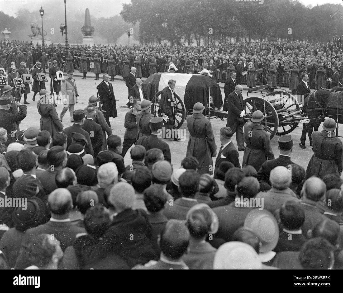 Flag covered coffin on gun carriage carrying the body of the late French Foreign Minister , Louis Barthou , at his funeral in Paris . He was shot and fatally wounded in the assassination attempt which took the life of King Alexander of Yugoslavia . 14 October 1934 Stock Photo