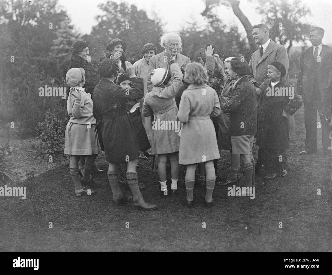 Lloyd George entertains children of Soviet citizens at Churt , Surrey . 24 October 1934 Stock Photo
