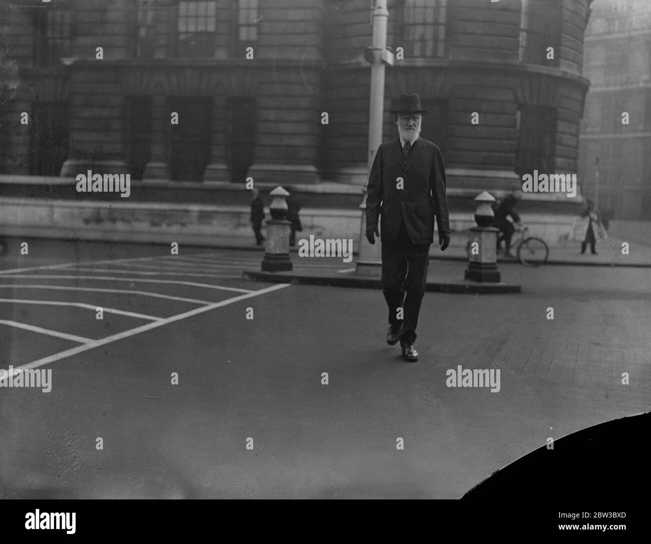 George Bernard Shaw , the playwright , refuses to toe the line . No pedestrian crossing for him . 26 October1934 . Stock Photo