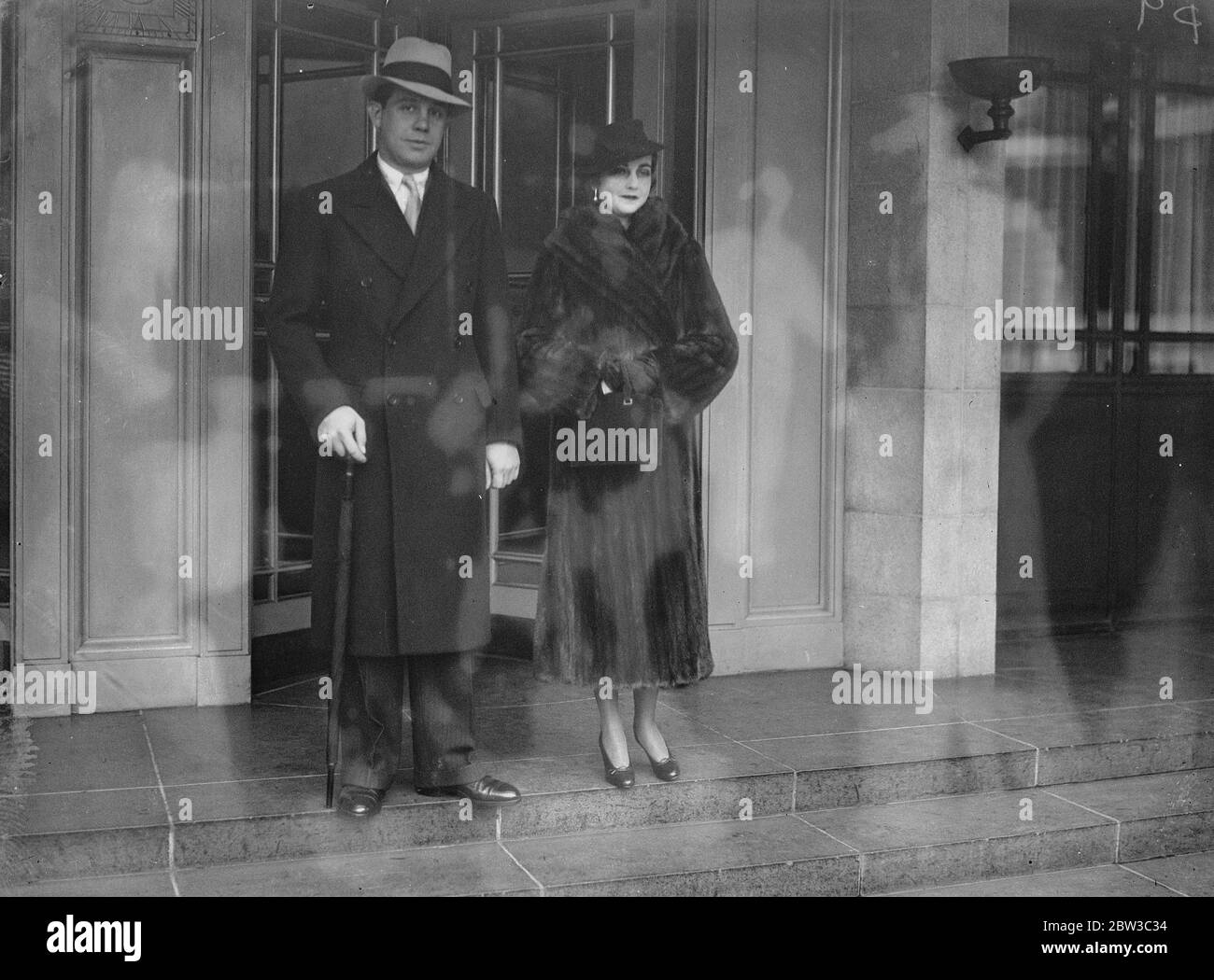 Woolworth heiress ( Barbara Hutton ) in London with her Prince Alexis Mdivani . 31 October 1934 Stock Photo