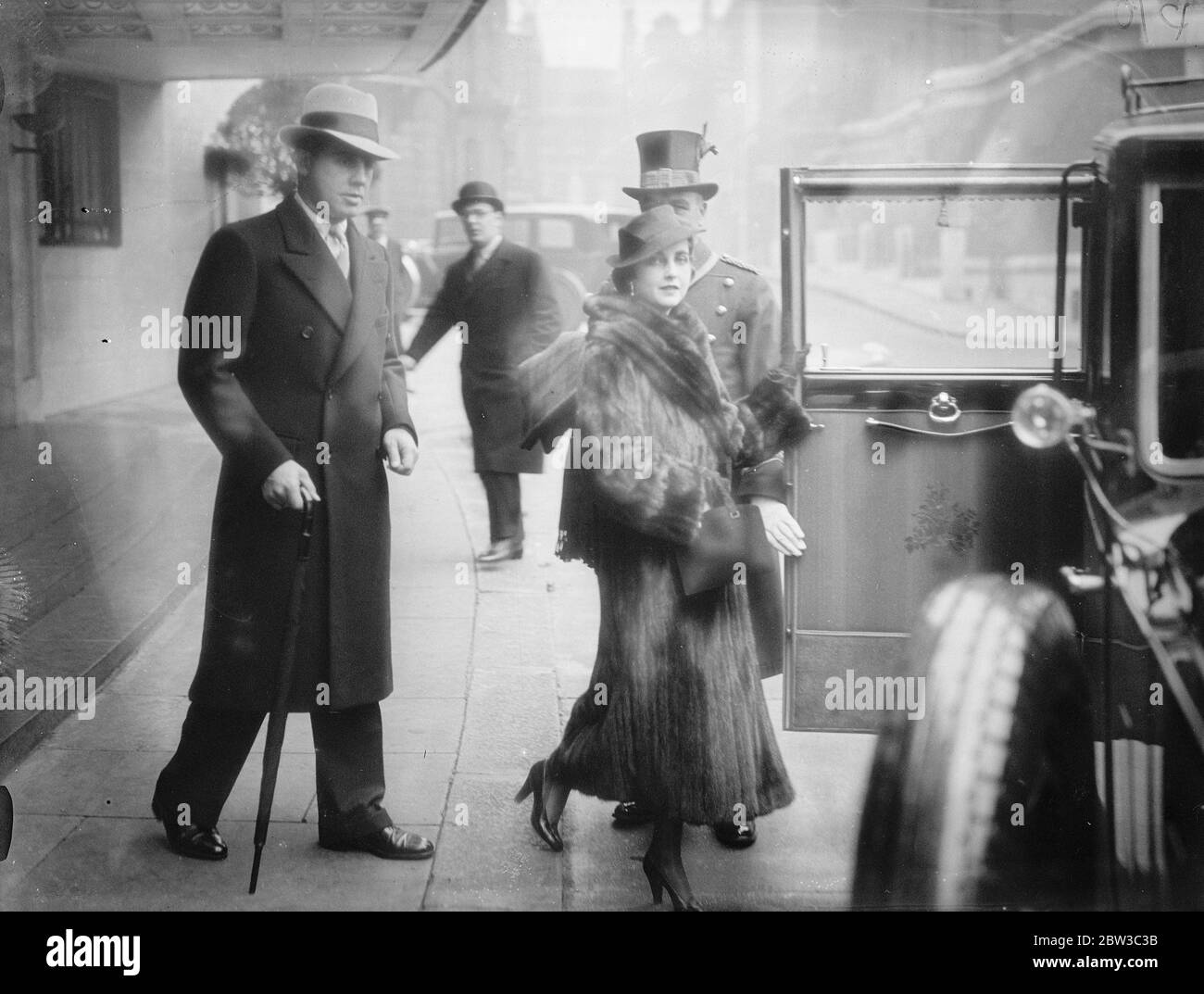 Woolworth heiress ( Barbara Hutton ) in London with her Prince Alexis Mdivani . 31 October 1934 Stock Photo
