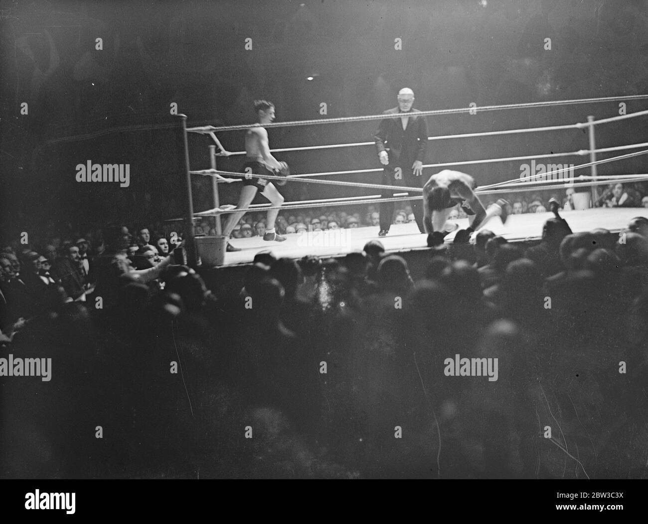 Kid Berg meets Harry Mizler in a clinch during their boxing match for the British lightweight championship . 29 October 1934 Stock Photo