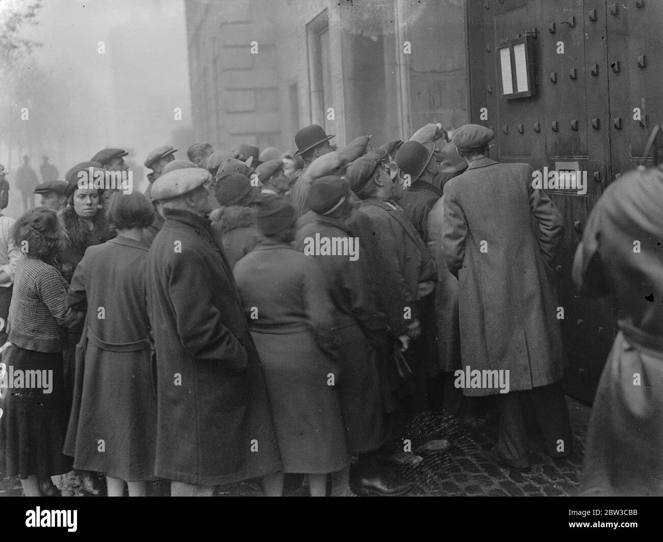 Double execution at Pentoville . 19 year old murderer hanged . The guilty were John Frederick Stockwell , the 19 year old boy who murdered Mr Dudly Hoard and Georgios Malli Georgiou , who murdered Thomas James . Photo shows members of the public reading a notice outside Pentonville prison after the execution . 14 November 1934 Stock Photo