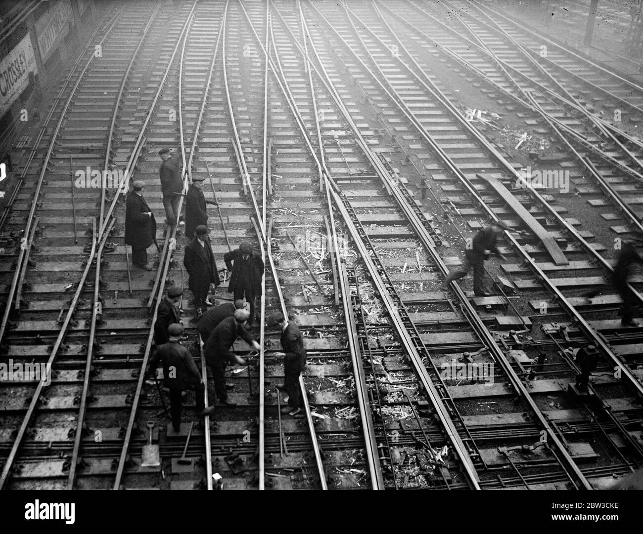 Hold up as a train is derailed at Liverpool Street Station , London . 24 November 1934 Stock Photo