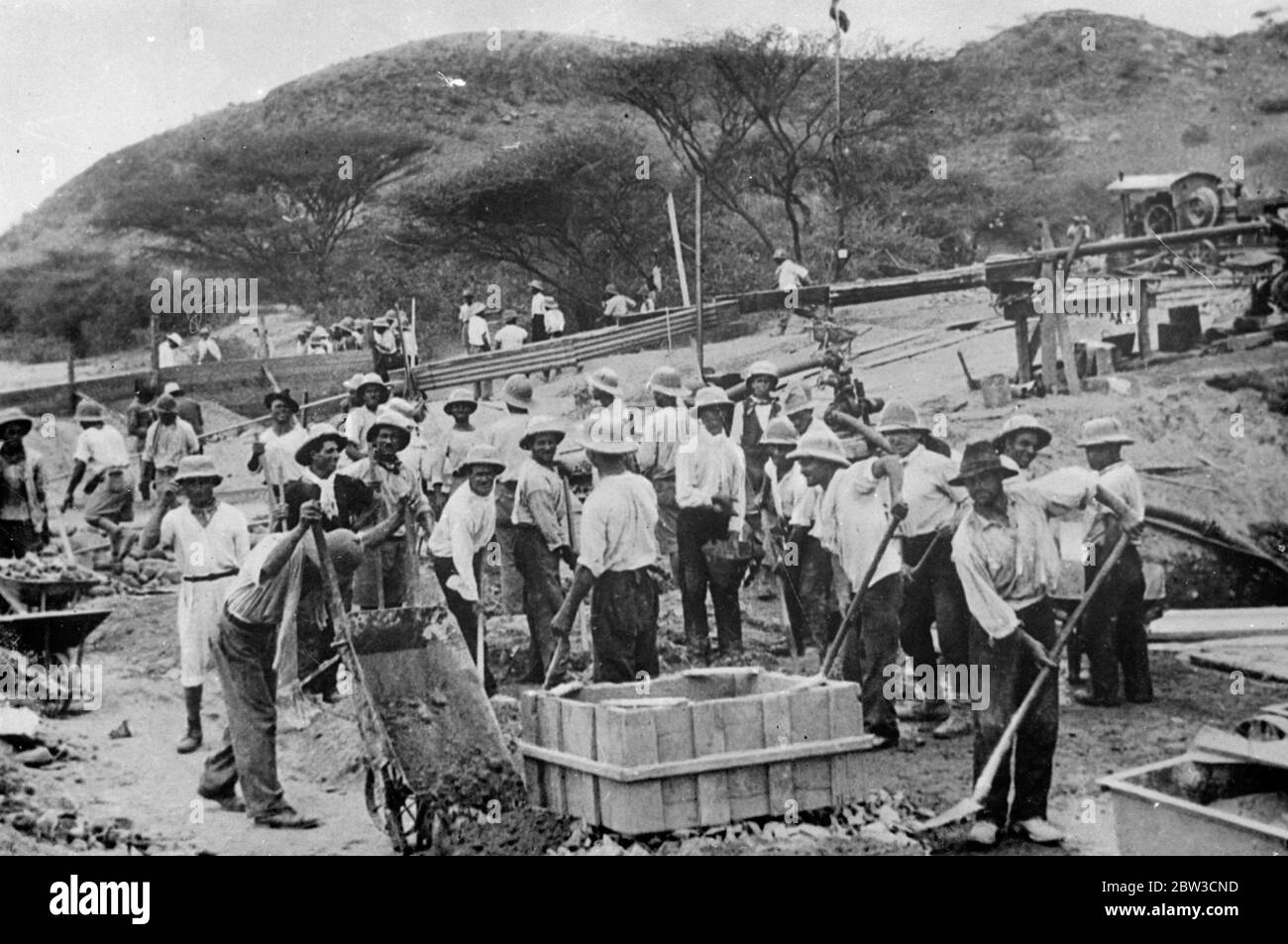 Italy builds roads in East Africa . Italians building a road in Eritrea . 1935 Stock Photo